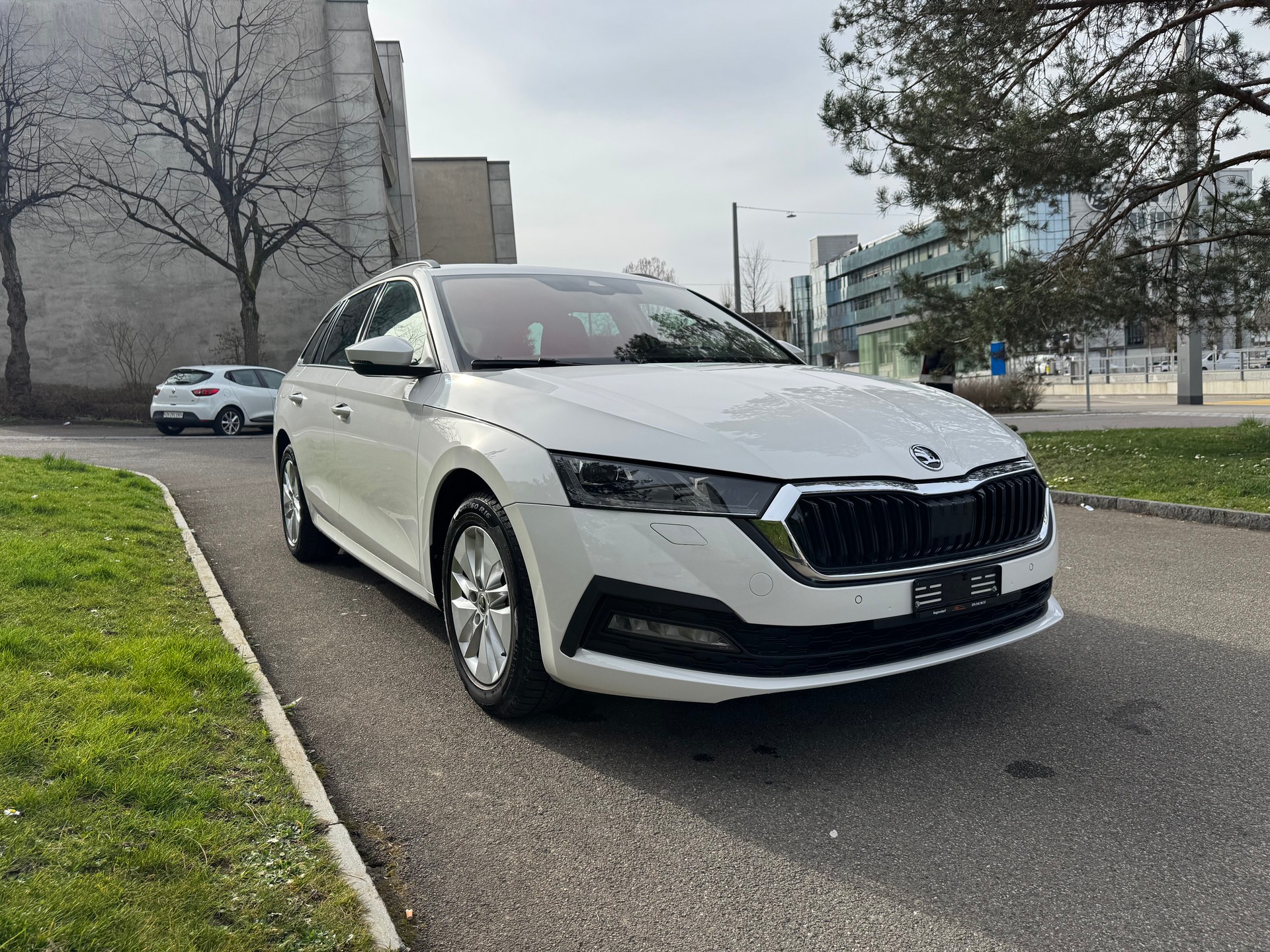SKODA Octavia Combi 2.0 TDI DSG Ambition-image-1