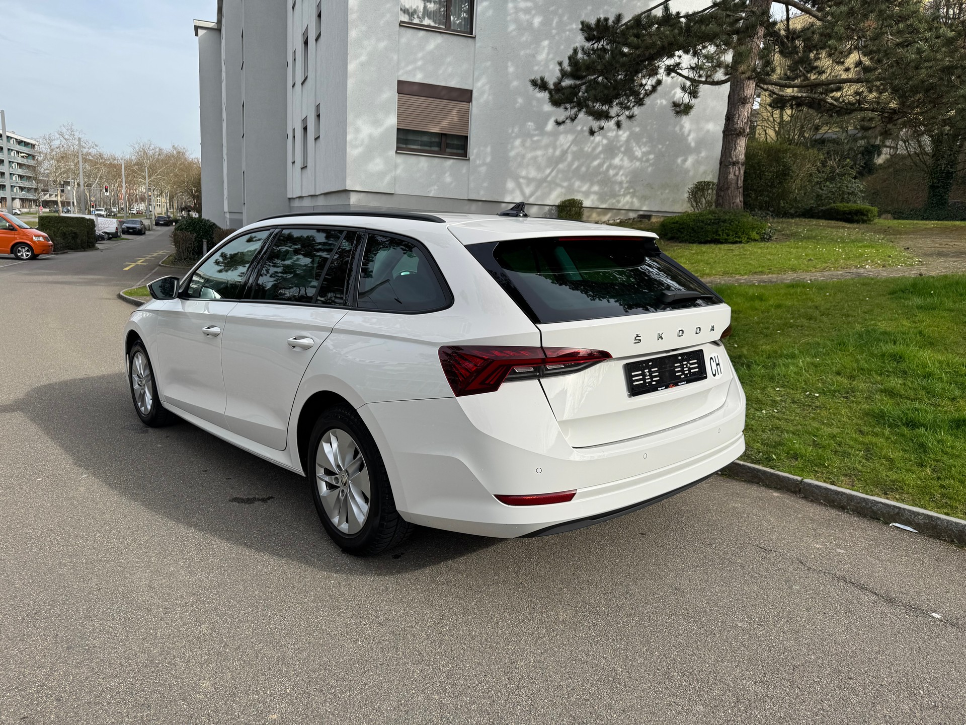 SKODA Octavia Combi 2.0 TDI DSG Ambition-image-5