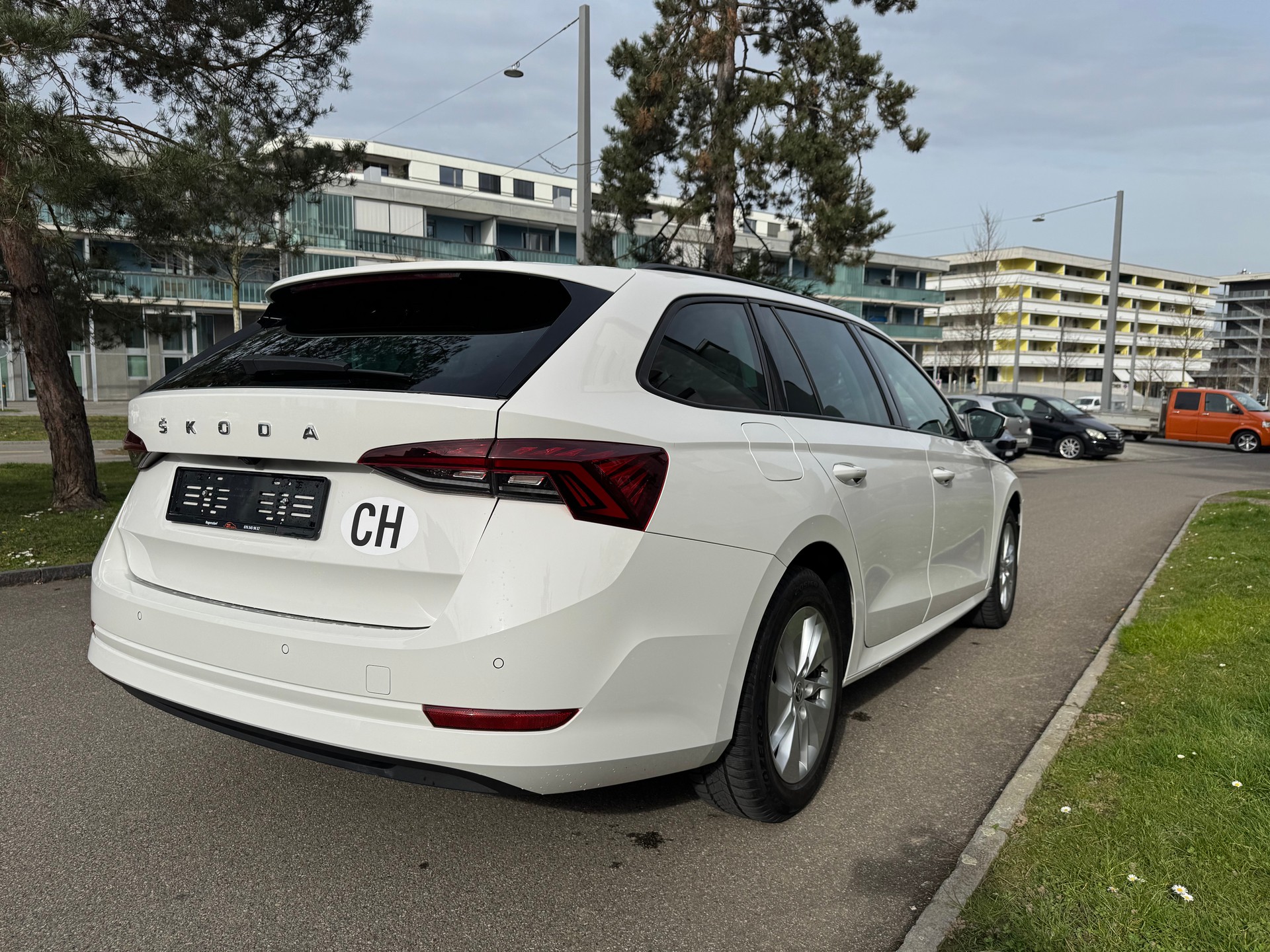 SKODA Octavia Combi 2.0 TDI DSG Ambition-image-7