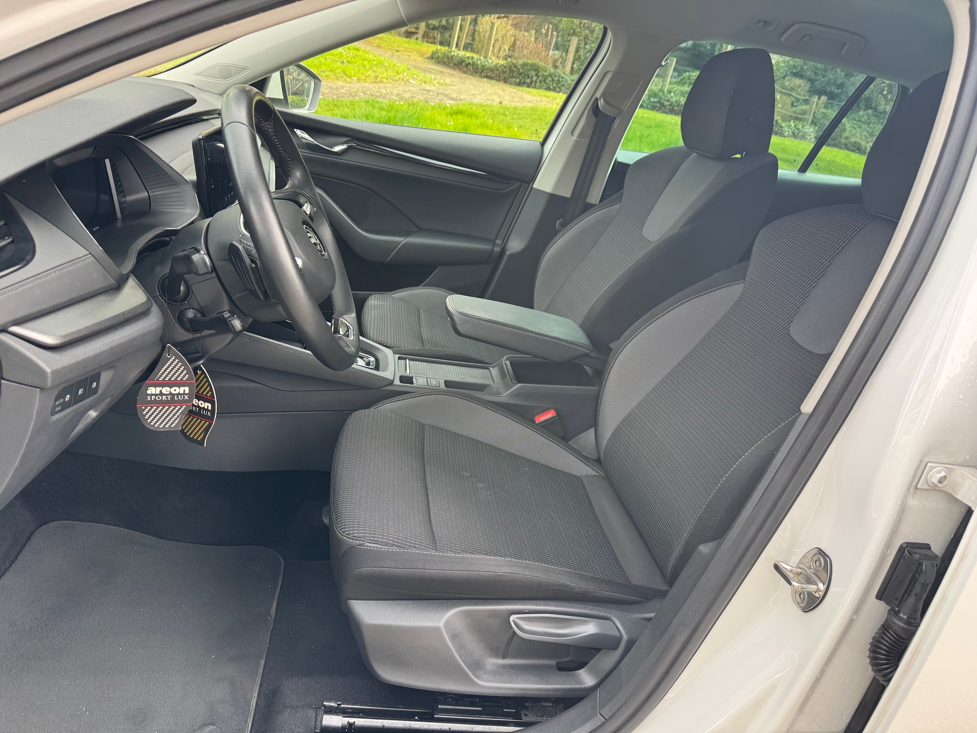 SKODA Octavia Combi 2.0 TDI DSG Ambition-image-9
