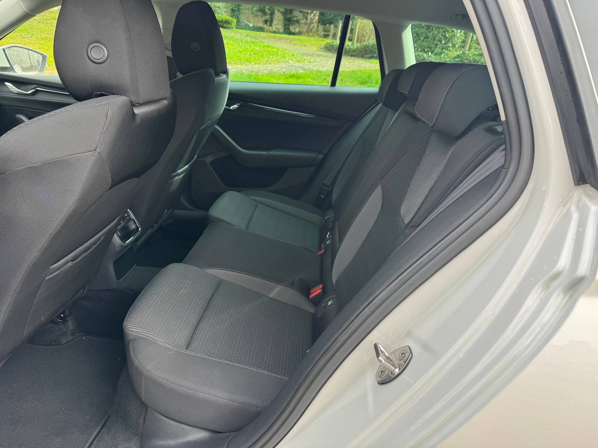 SKODA Octavia Combi 2.0 TDI DSG Ambition-image-8