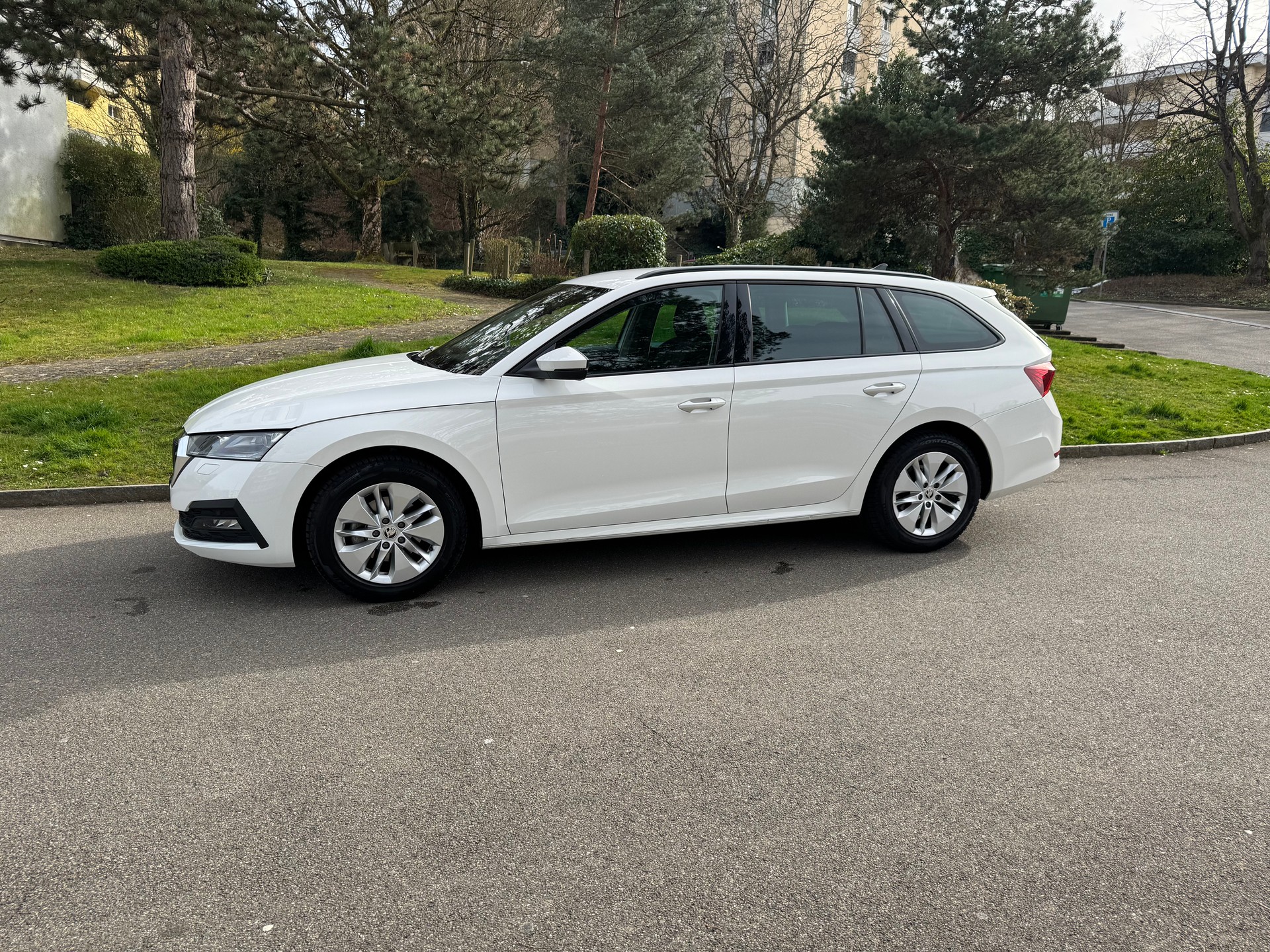 SKODA Octavia Combi 2.0 TDI DSG Ambition-image-4