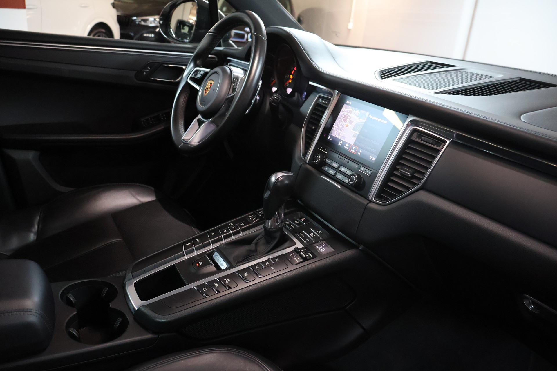 PORSCHE Macan PDK-image-12
