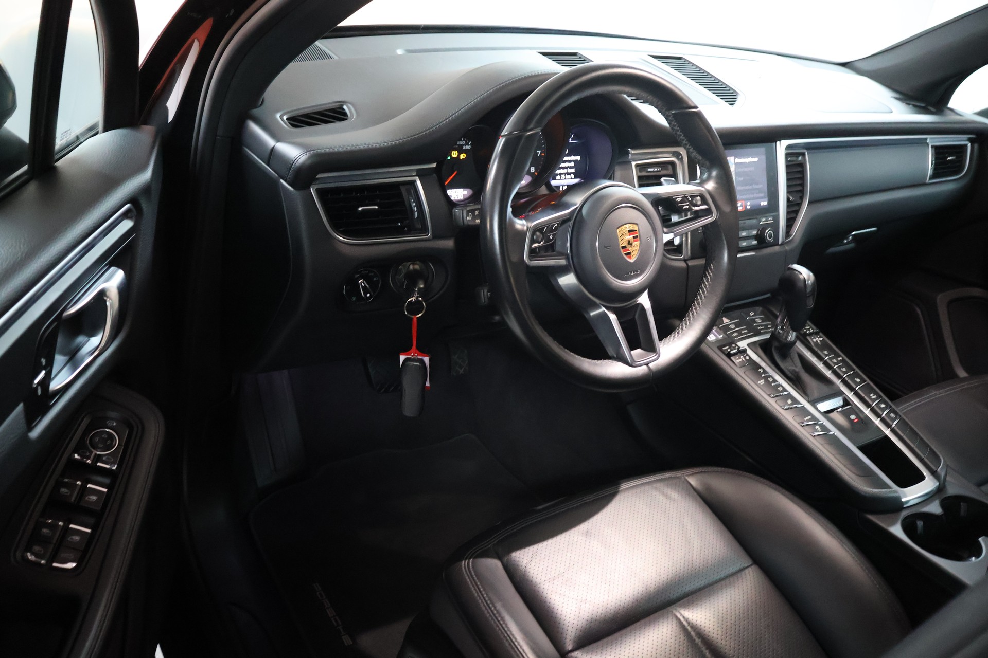 PORSCHE Macan PDK-image-9