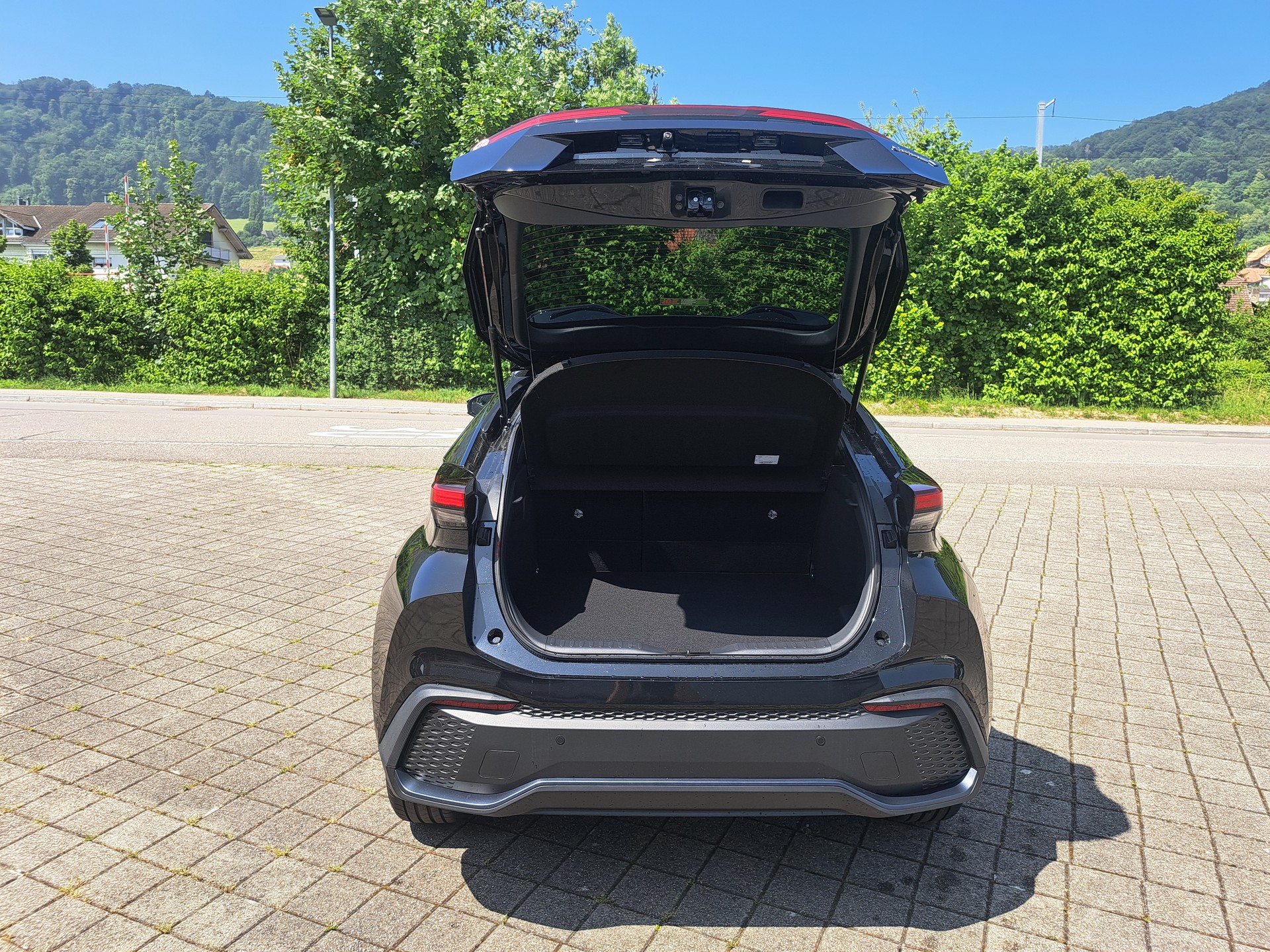 TOYOTA C-HR 2.0 PHEV CVT Swiss Edition-image-8
