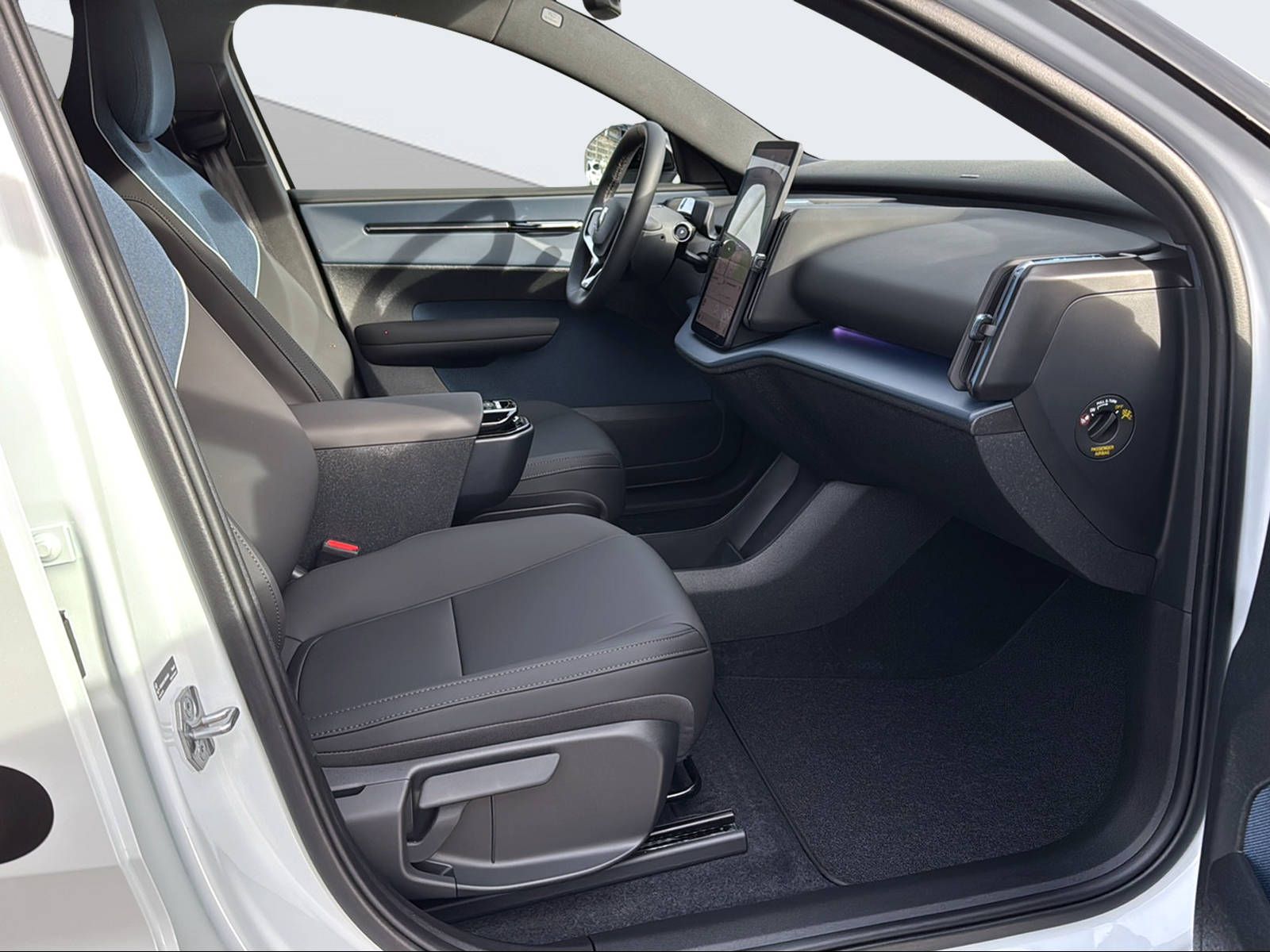 VOLVO EX 30 E60 Plus-image-14