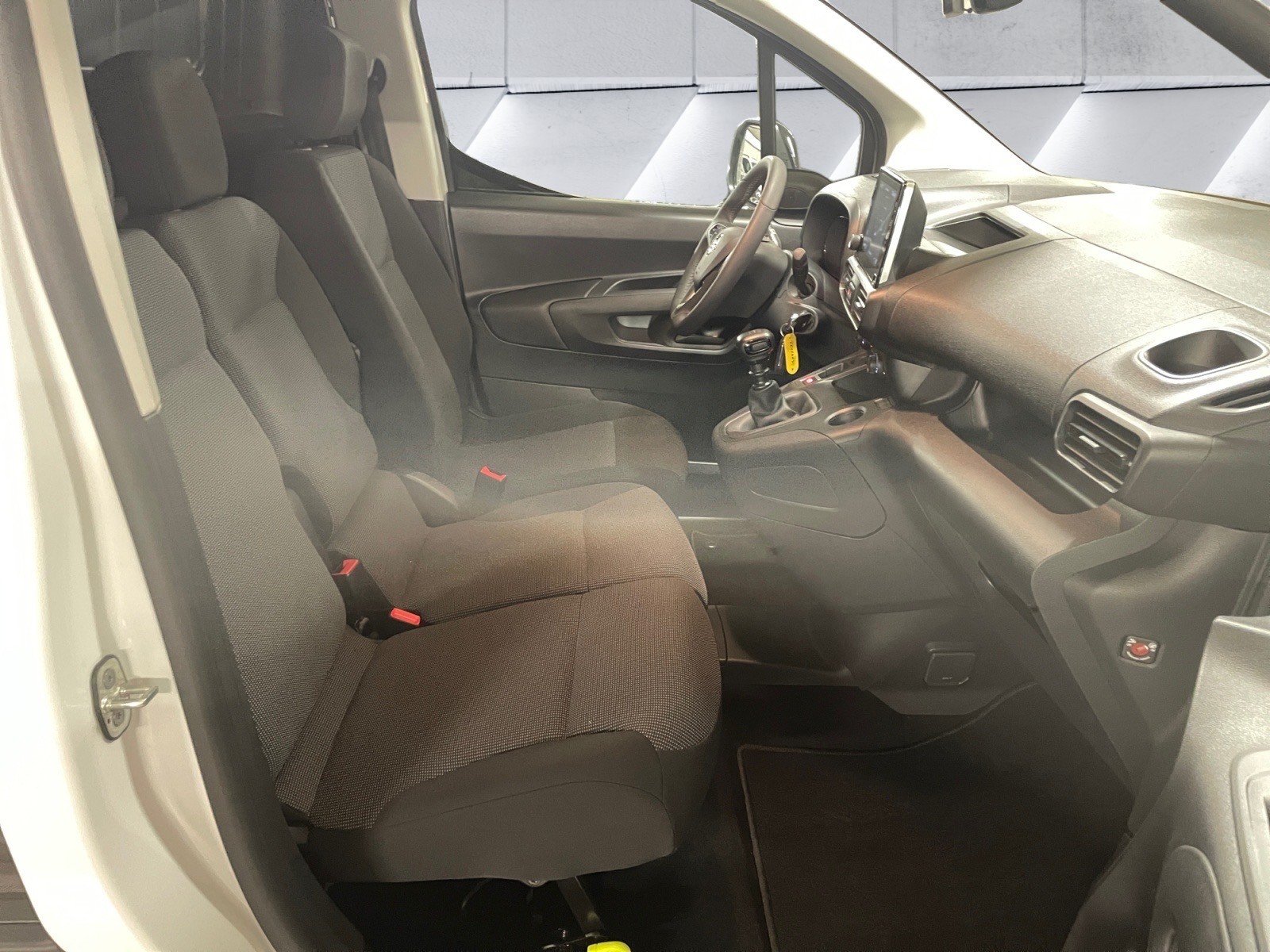 OPEL Combo Cargo 1.5 Climatisation / Reg vitesse / GPS / Pack électriques / volant chauffant / Caméra de recul-image-13