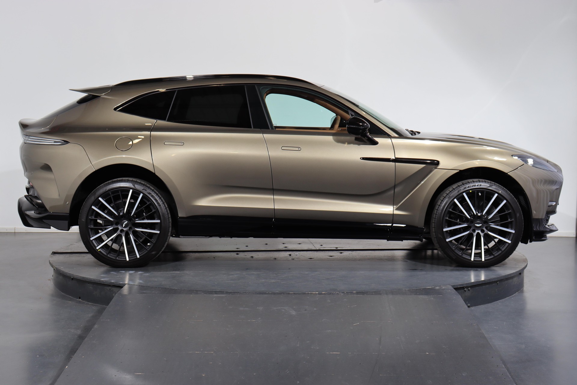 ASTON MARTIN DBX 707 4.0 V8 Bi-Turbo-image-1