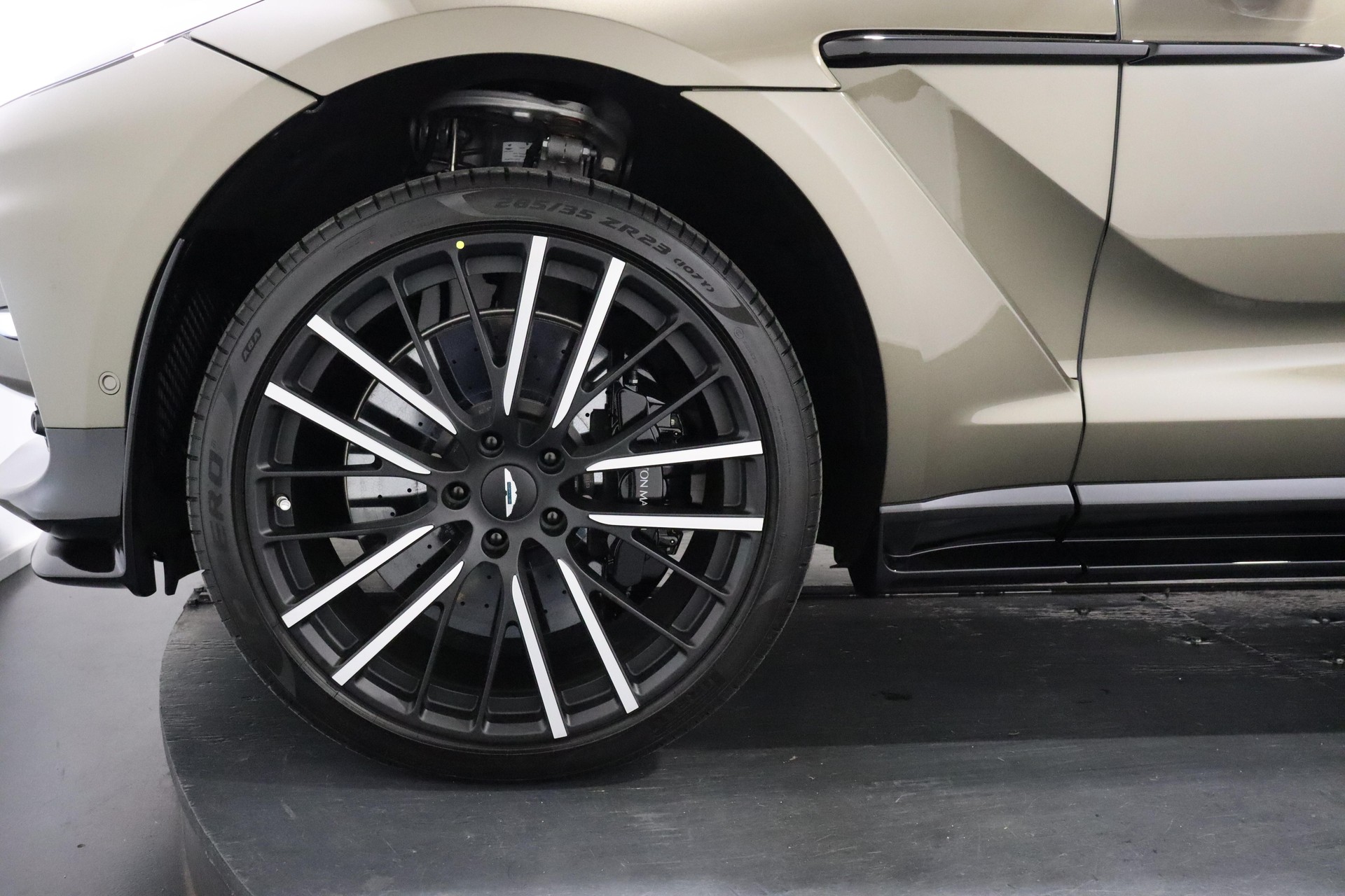 ASTON MARTIN DBX 707 4.0 V8 Bi-Turbo-image-6