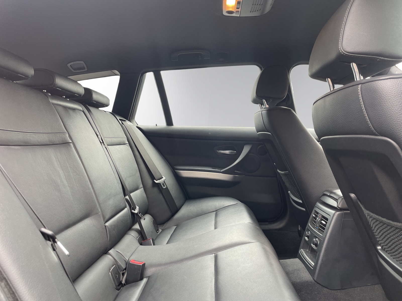 BMW 335i xDrive Touring Steptronic-image-12