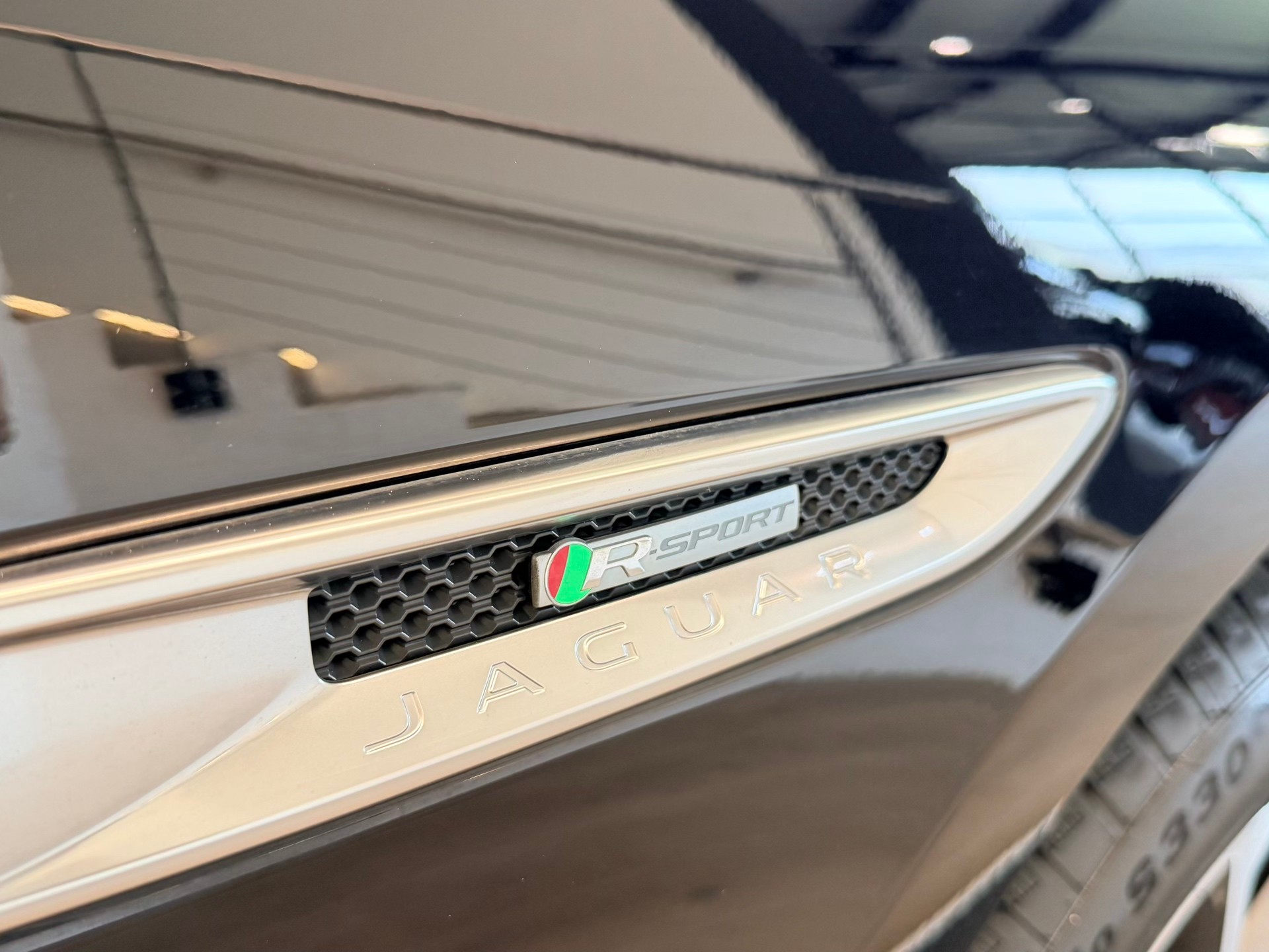 JAGUAR F-Pace 25d R-Sport AWD Automatik-image-21