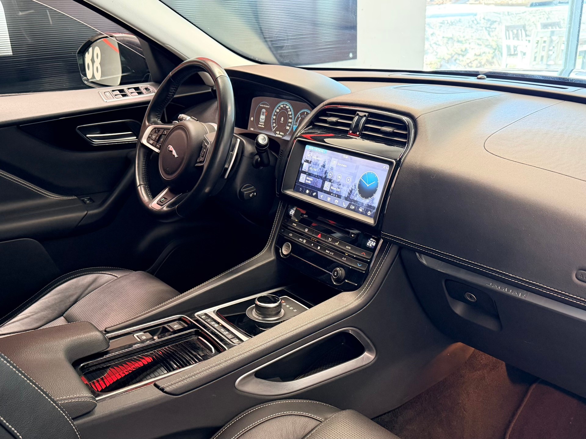 JAGUAR F-Pace 25d R-Sport AWD Automatik-image-18
