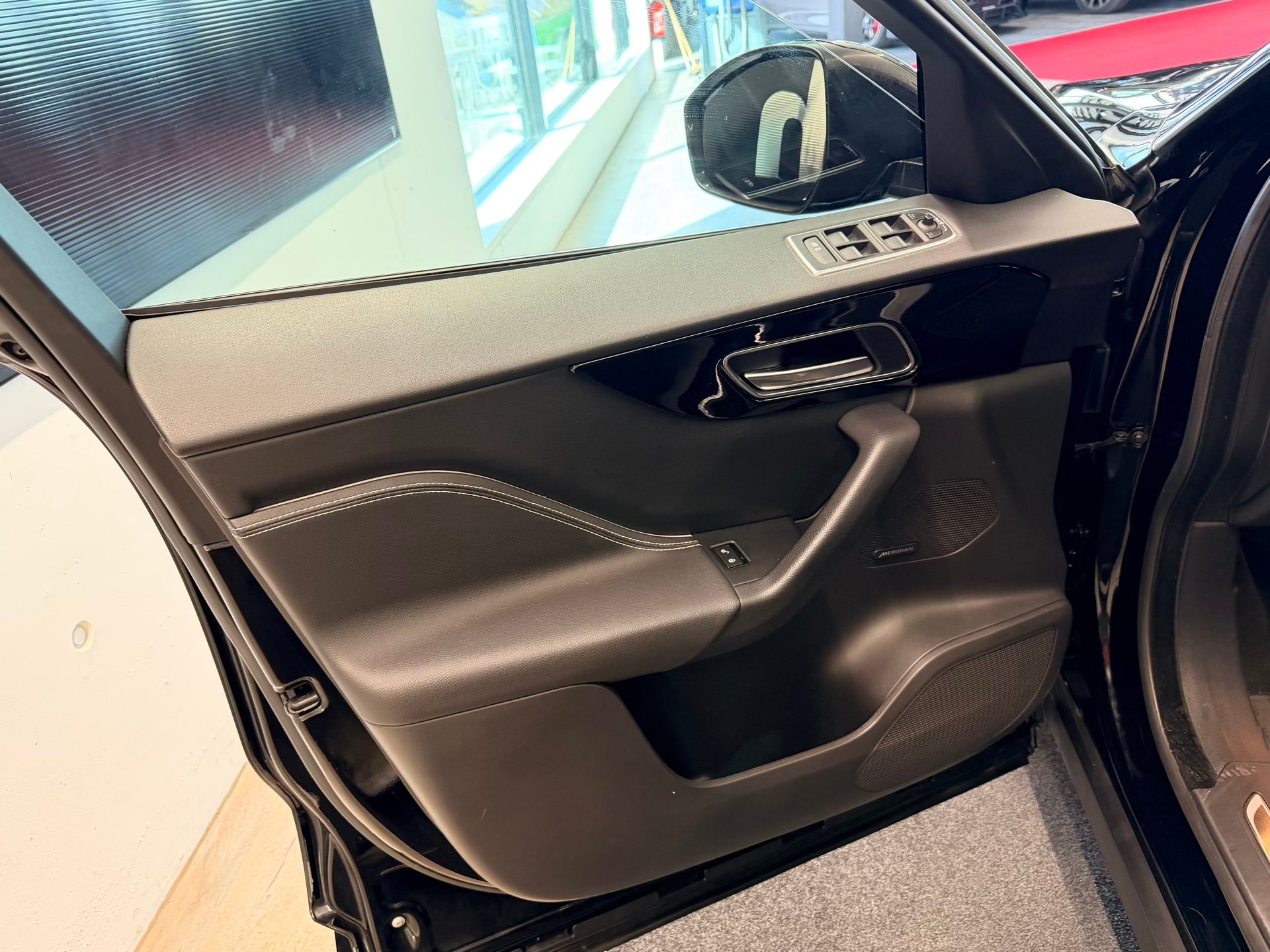 JAGUAR F-Pace 25d R-Sport AWD Automatik-image-10