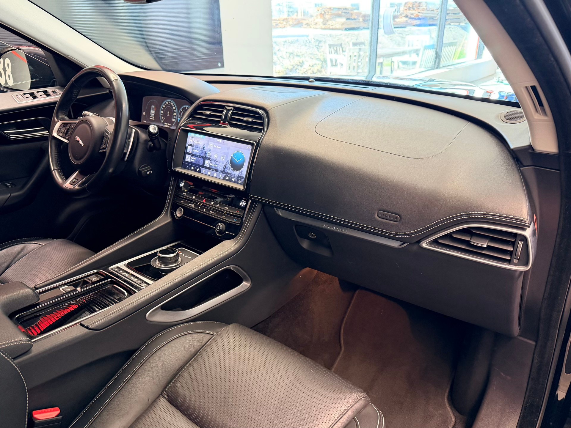 JAGUAR F-Pace 25d R-Sport AWD Automatik-image-17