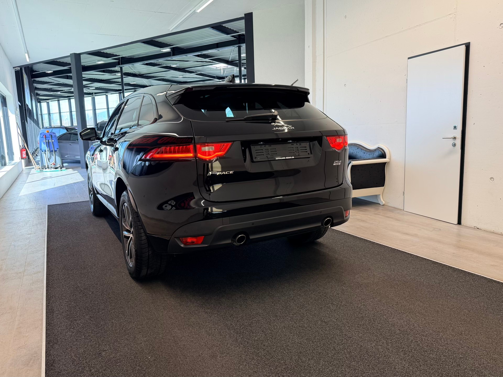 JAGUAR F-Pace 25d R-Sport AWD Automatik-image-6