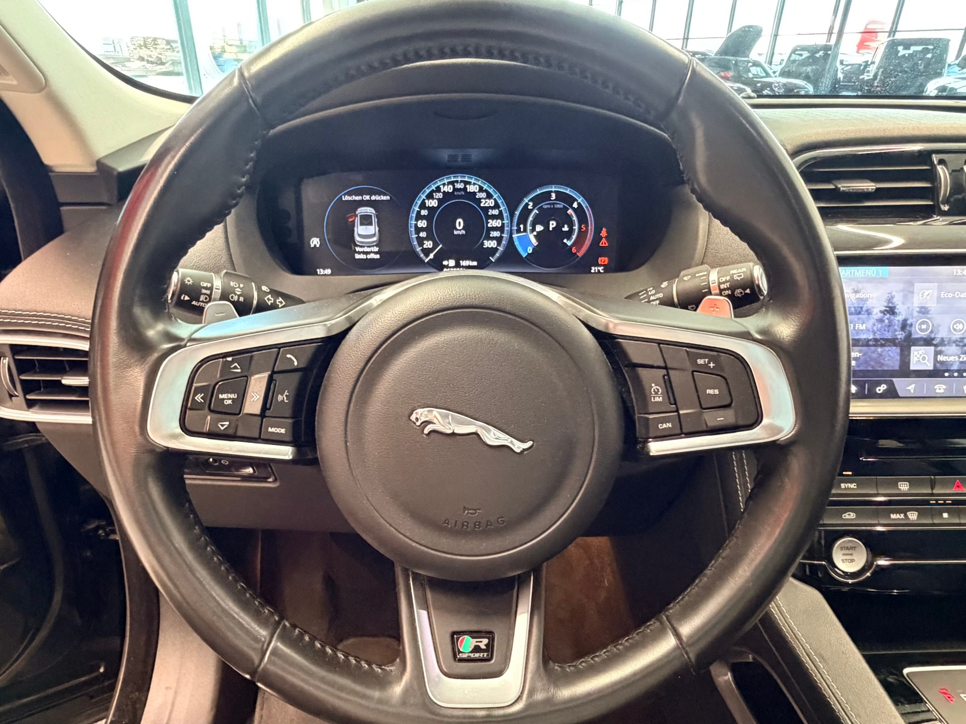 JAGUAR F-Pace 25d R-Sport AWD Automatik-image-25
