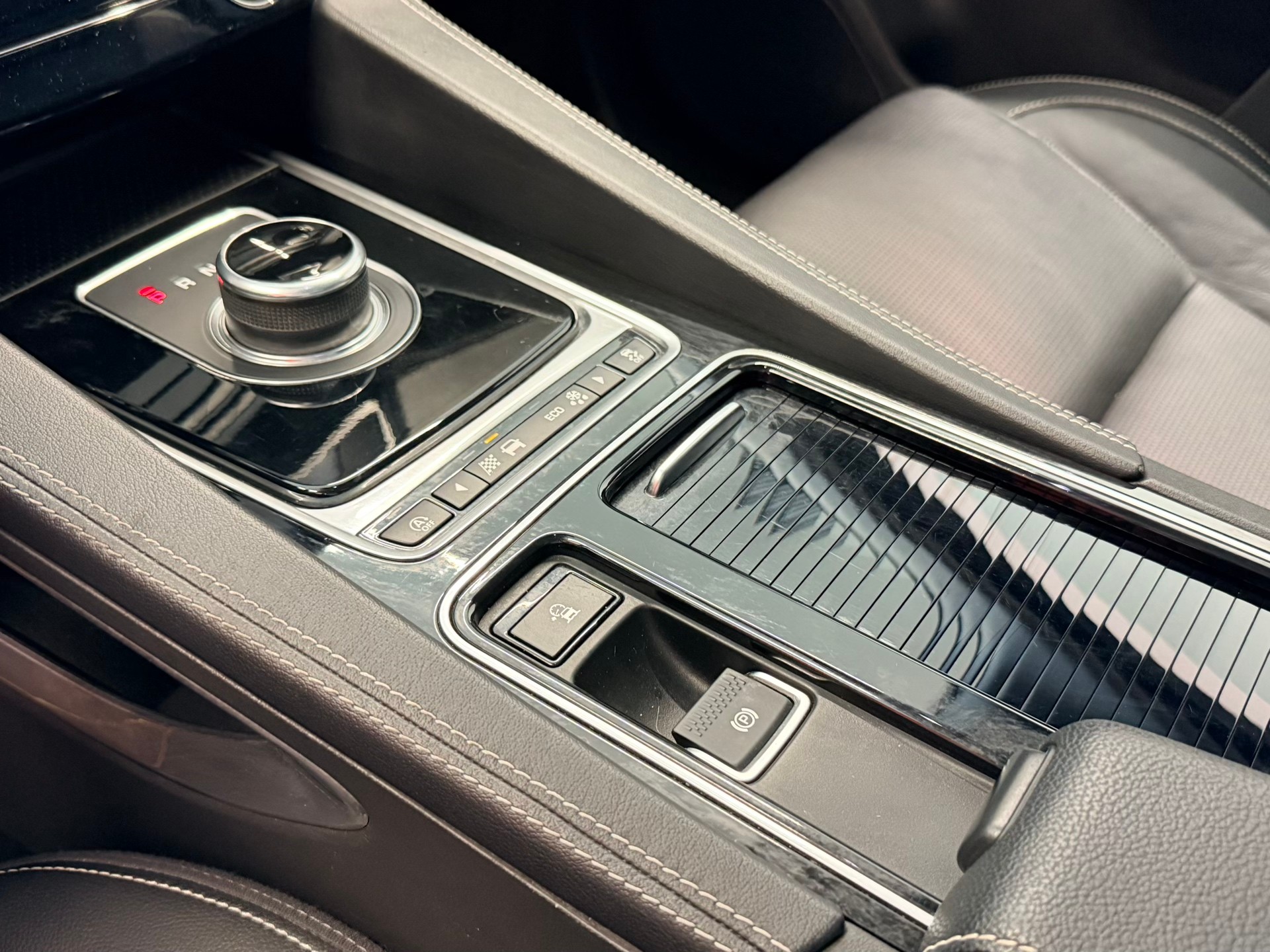 JAGUAR F-Pace 25d R-Sport AWD Automatik-image-22