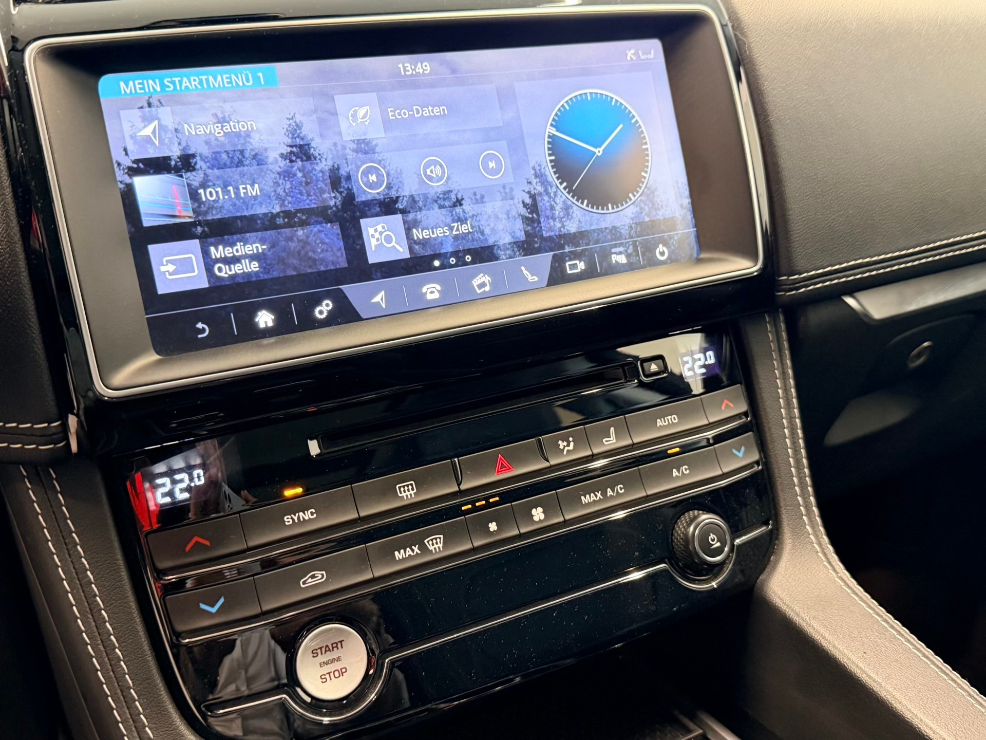 JAGUAR F-Pace 25d R-Sport AWD Automatik-image-24