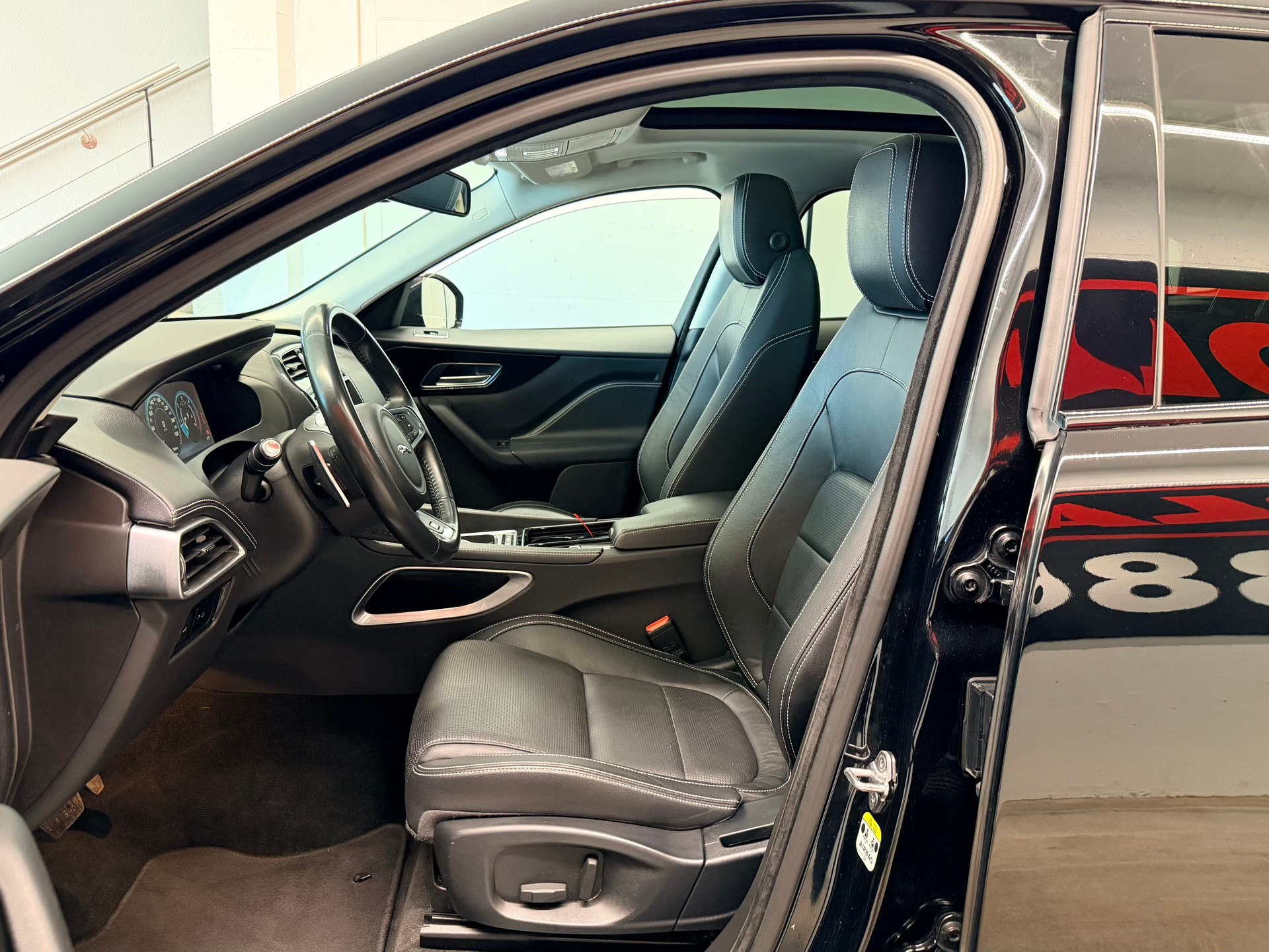 JAGUAR F-Pace 25d R-Sport AWD Automatik-image-13