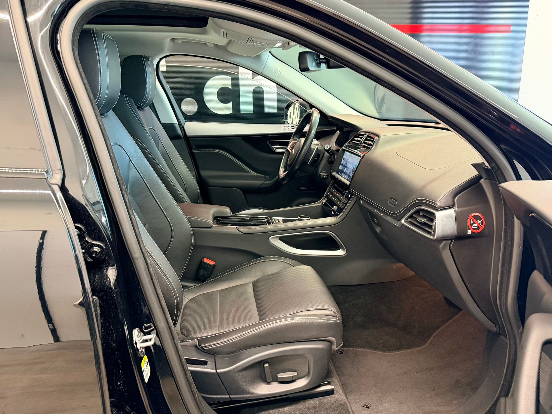JAGUAR F-Pace 25d R-Sport AWD Automatik-image-19