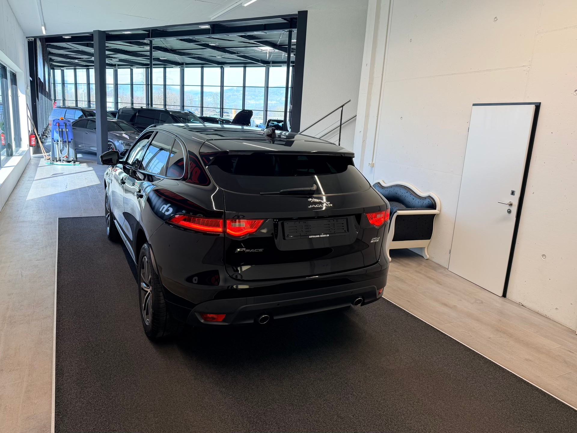 JAGUAR F-Pace 25d R-Sport AWD Automatik-image-7