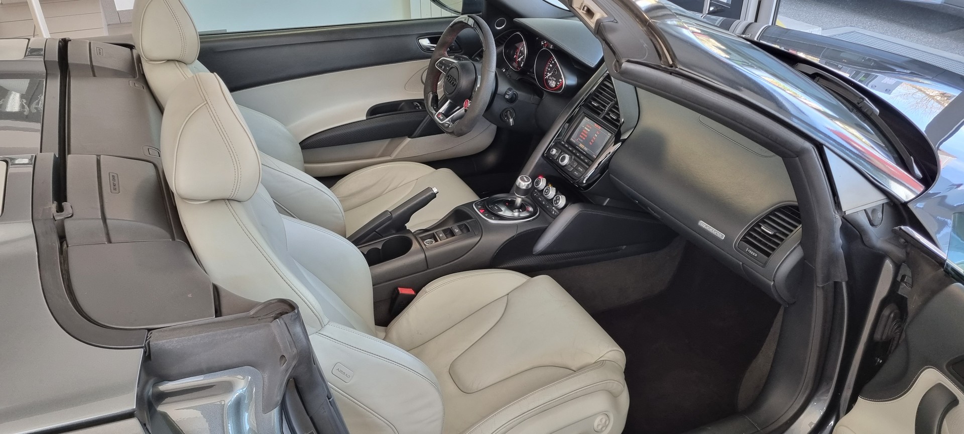 AUDI R8 Spyder 5.2 R-Tronic-image-5