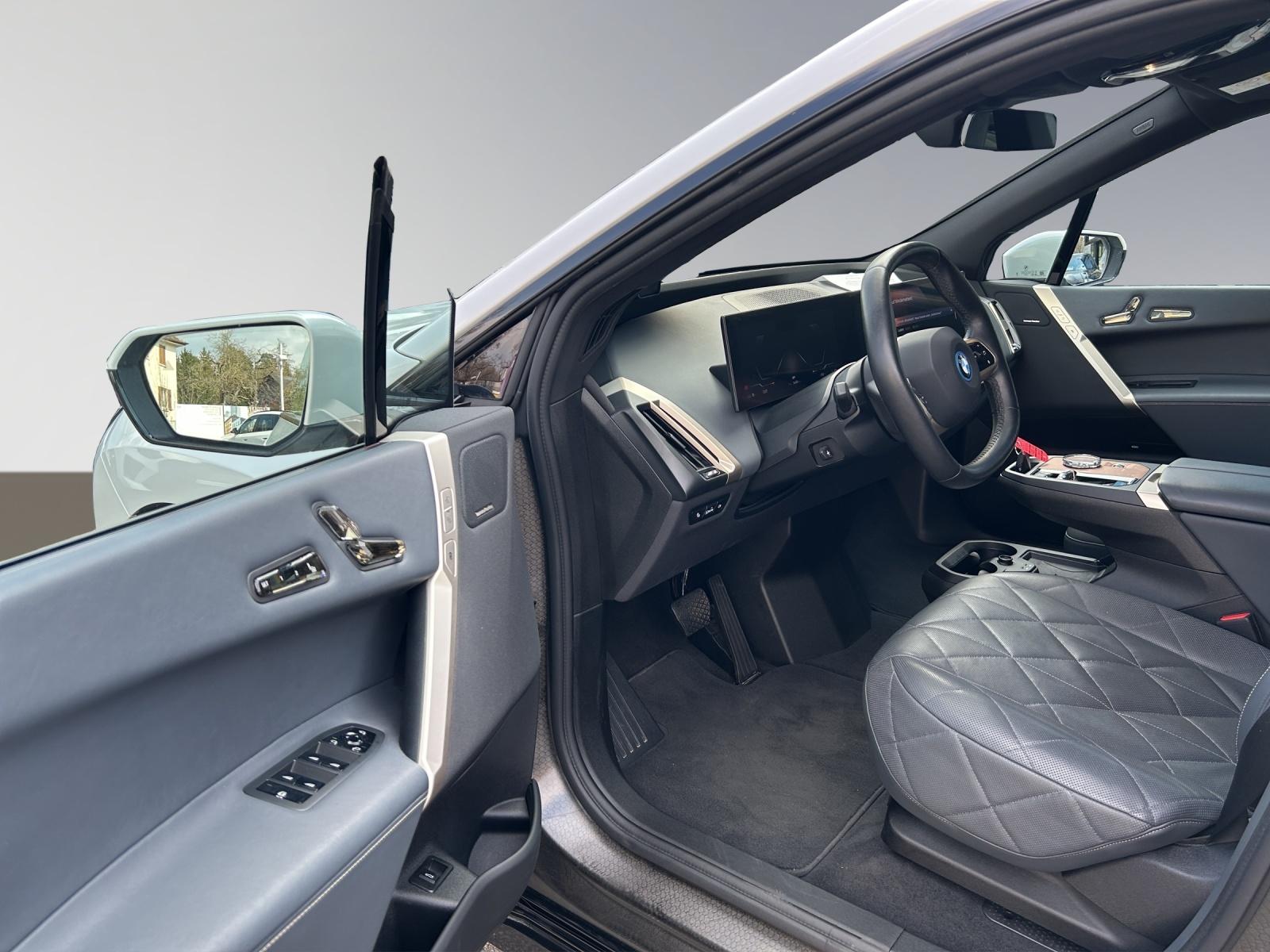 BMW iX xDrive50-image-11