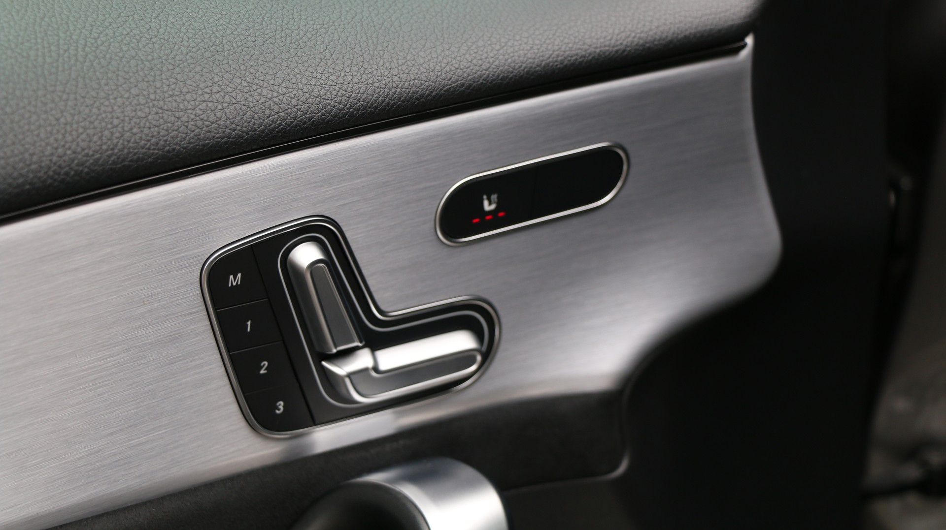 MERCEDES-BENZ A 200 AMG Line-image-14