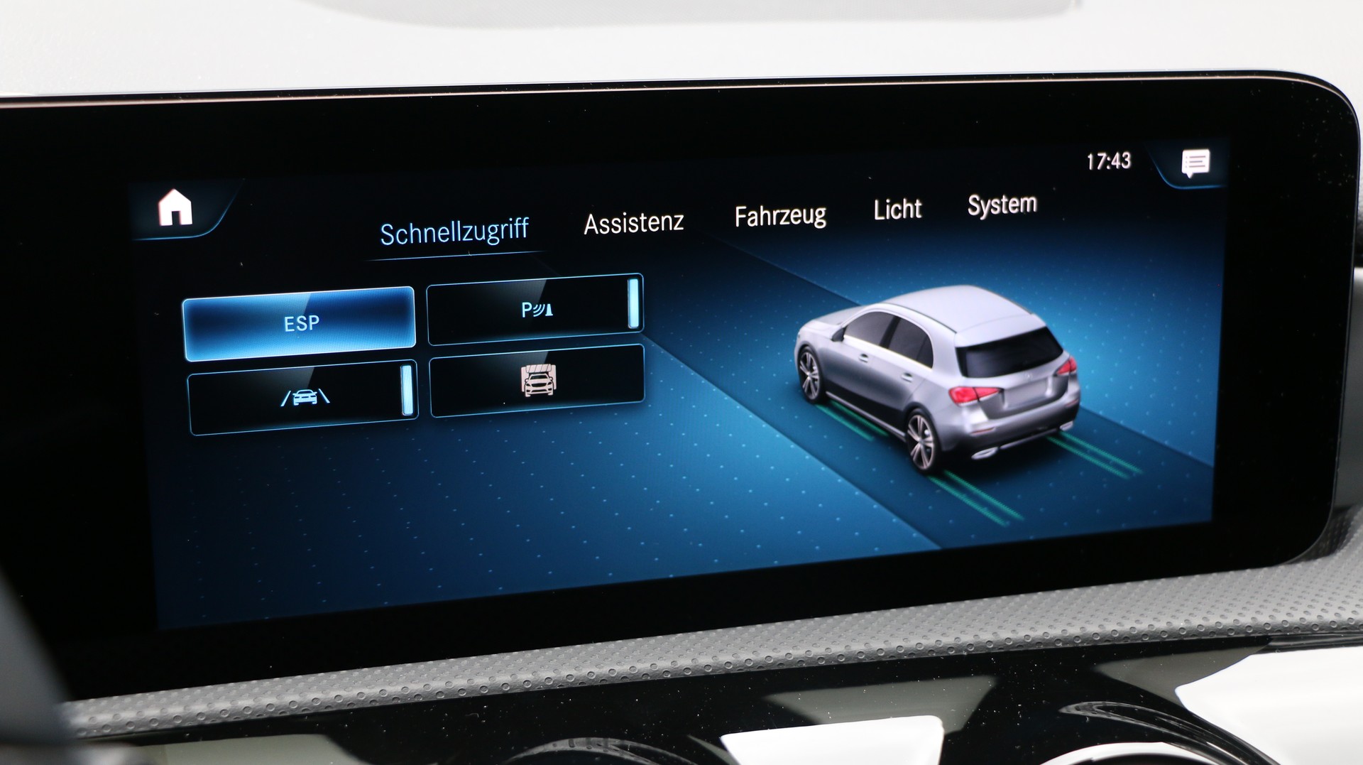 MERCEDES-BENZ A 200 AMG Line-image-17