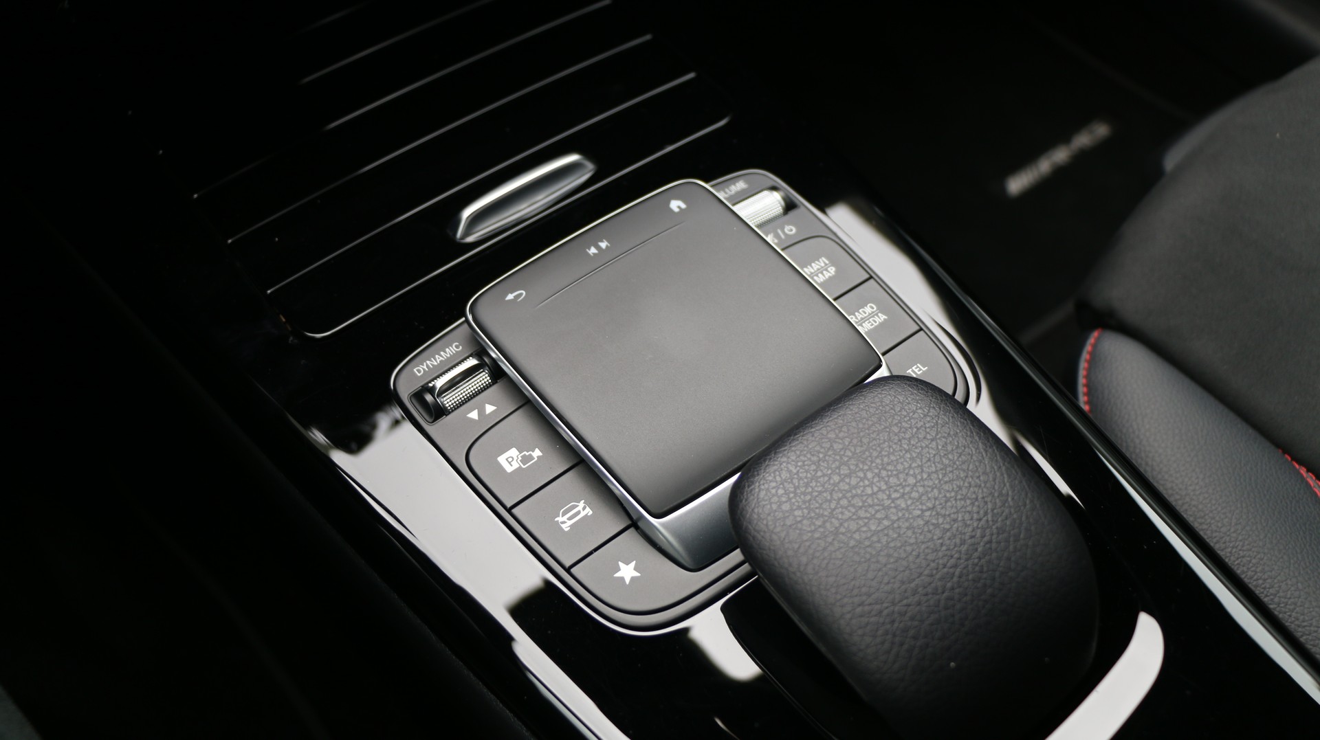 MERCEDES-BENZ A 200 AMG Line-image-16
