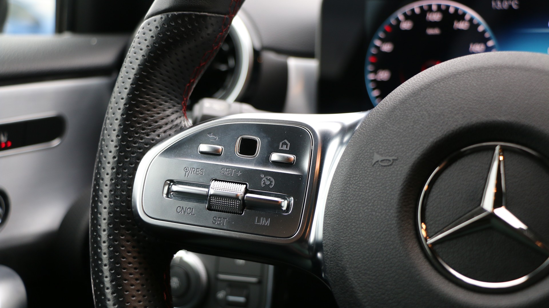 MERCEDES-BENZ A 200 AMG Line-image-11