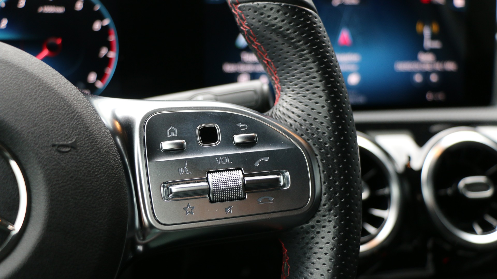 MERCEDES-BENZ A 200 AMG Line-image-12