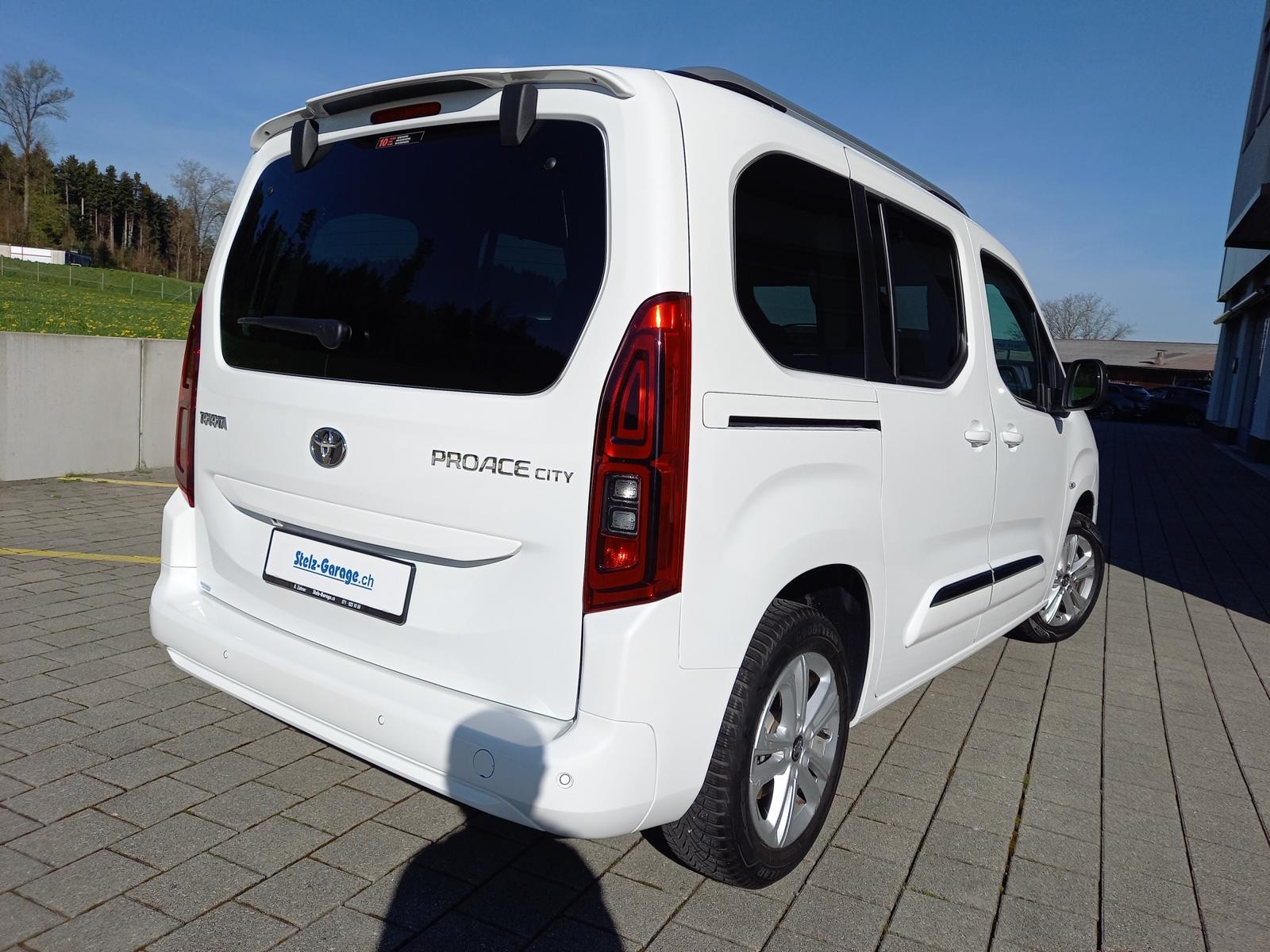 TOYOTA Proace City Verso 1.2 Trend Medium Automatik-image-1