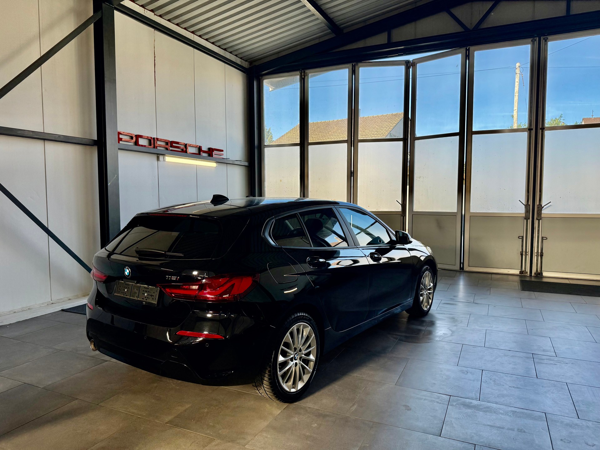 BMW 118i Sport Steptronic-image-3
