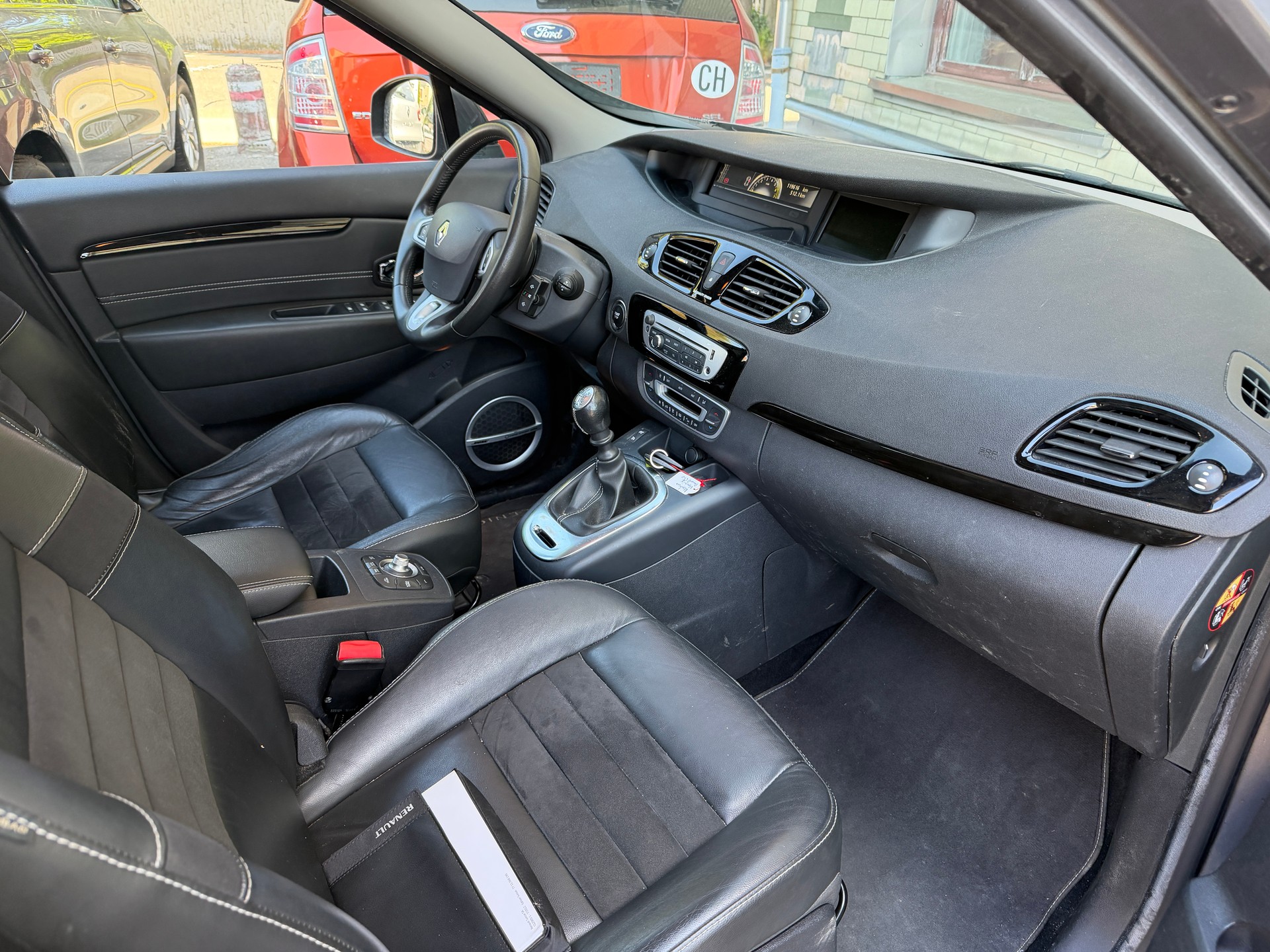 RENAULT Grand Scénic 1.4 16V Turbo Bose-image-9