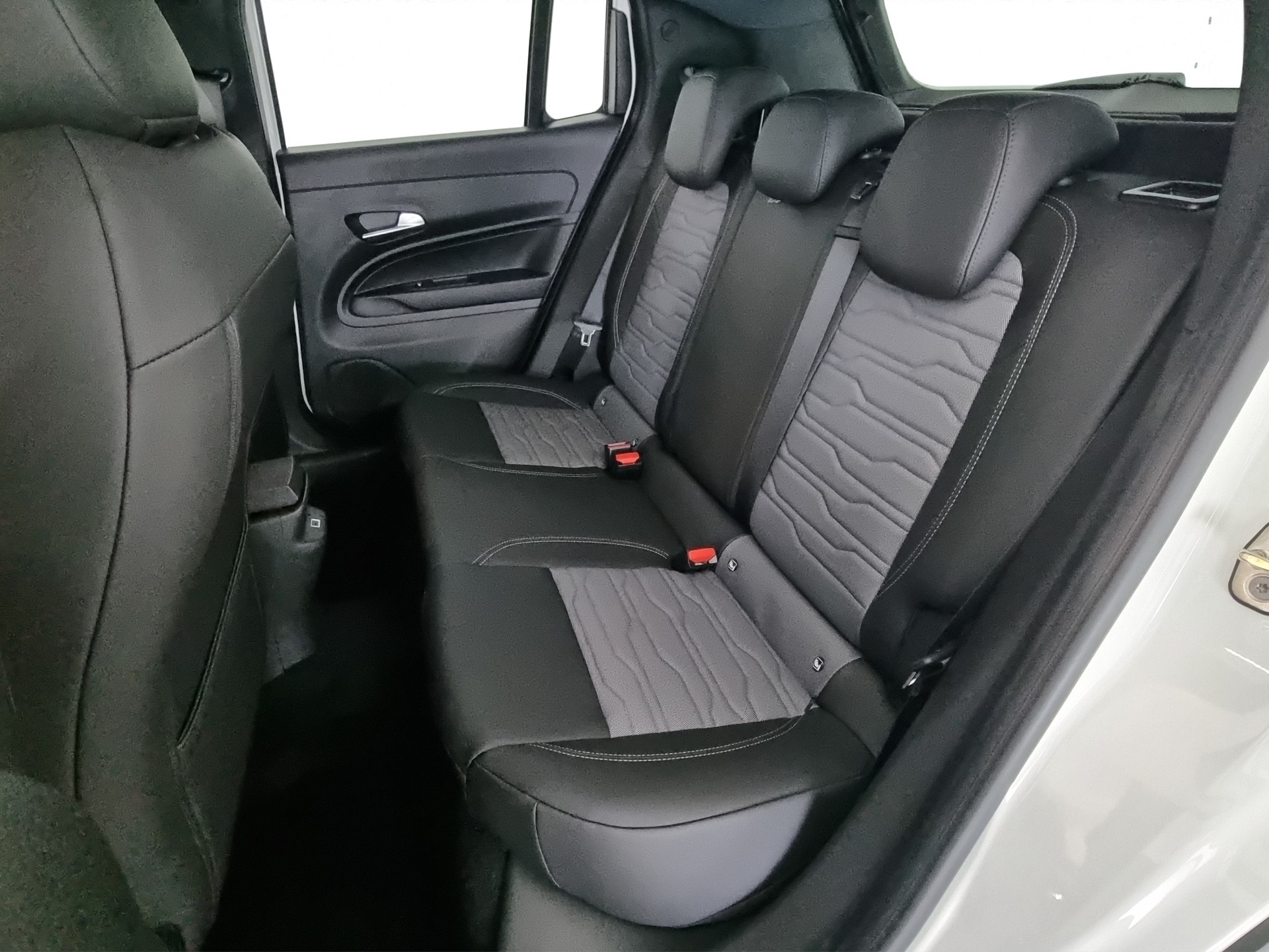 JEEP Avenger 1.2 MHEV Upland 4xe-image-5