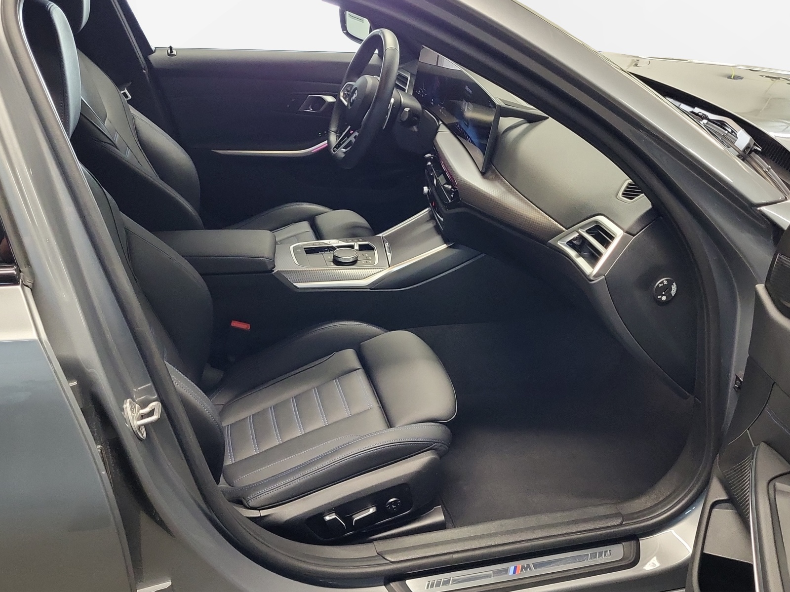BMW 320d xDrive 48V Touring Steptronic M Sport-image-11