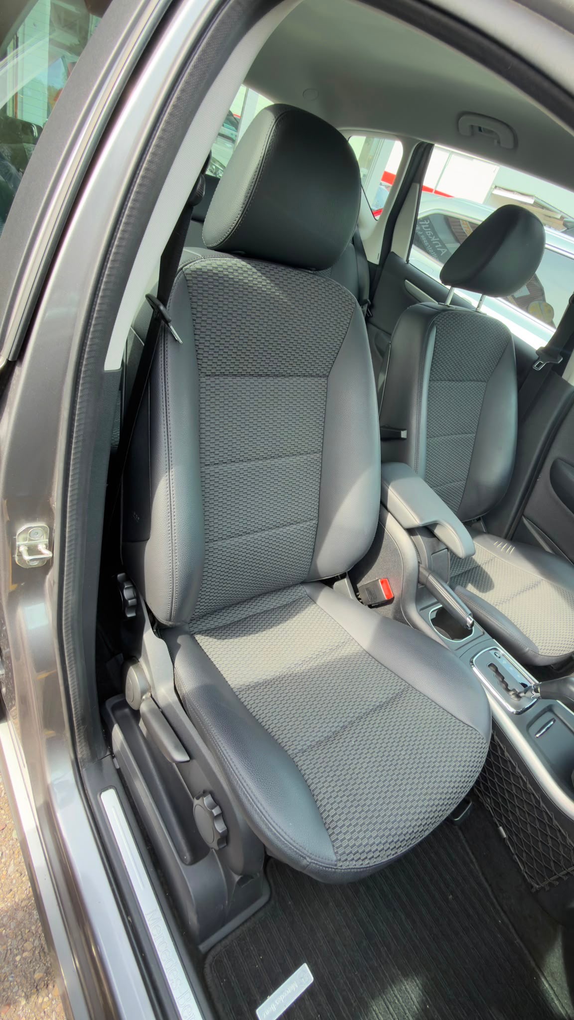 MERCEDES-BENZ A 180 Avantgarde Selection Autotronic-image-13