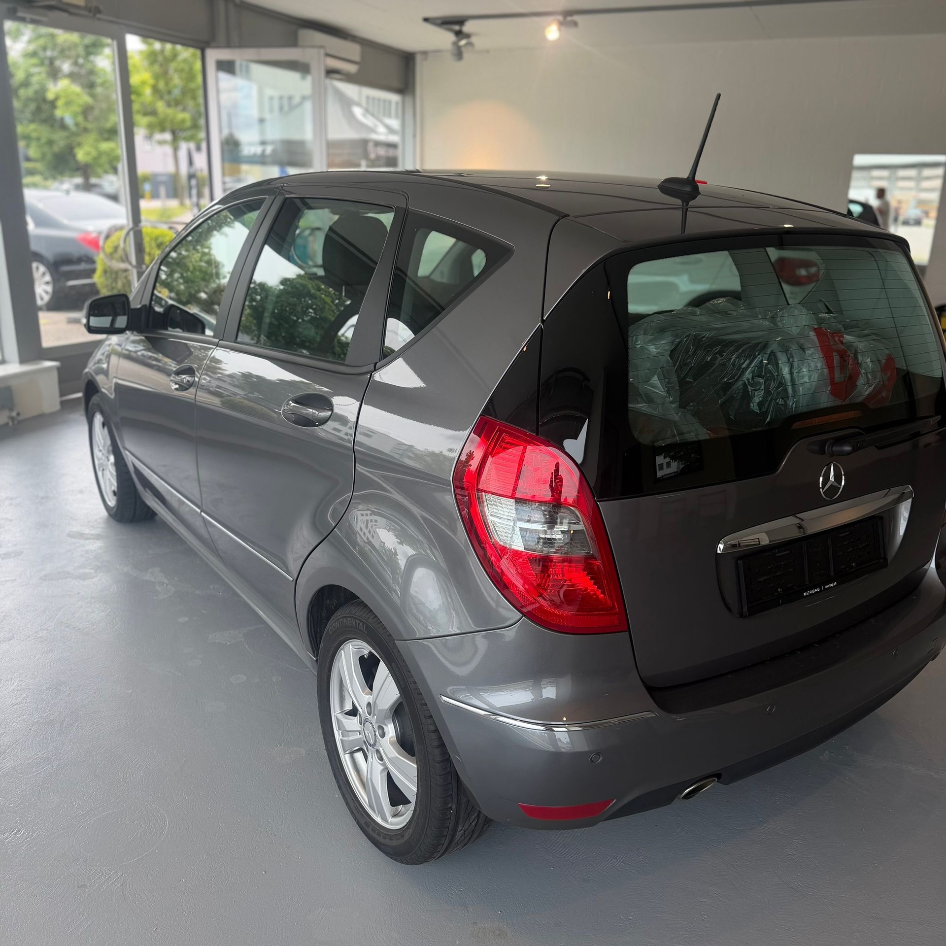 MERCEDES-BENZ A 180 Avantgarde Selection Autotronic-image-4