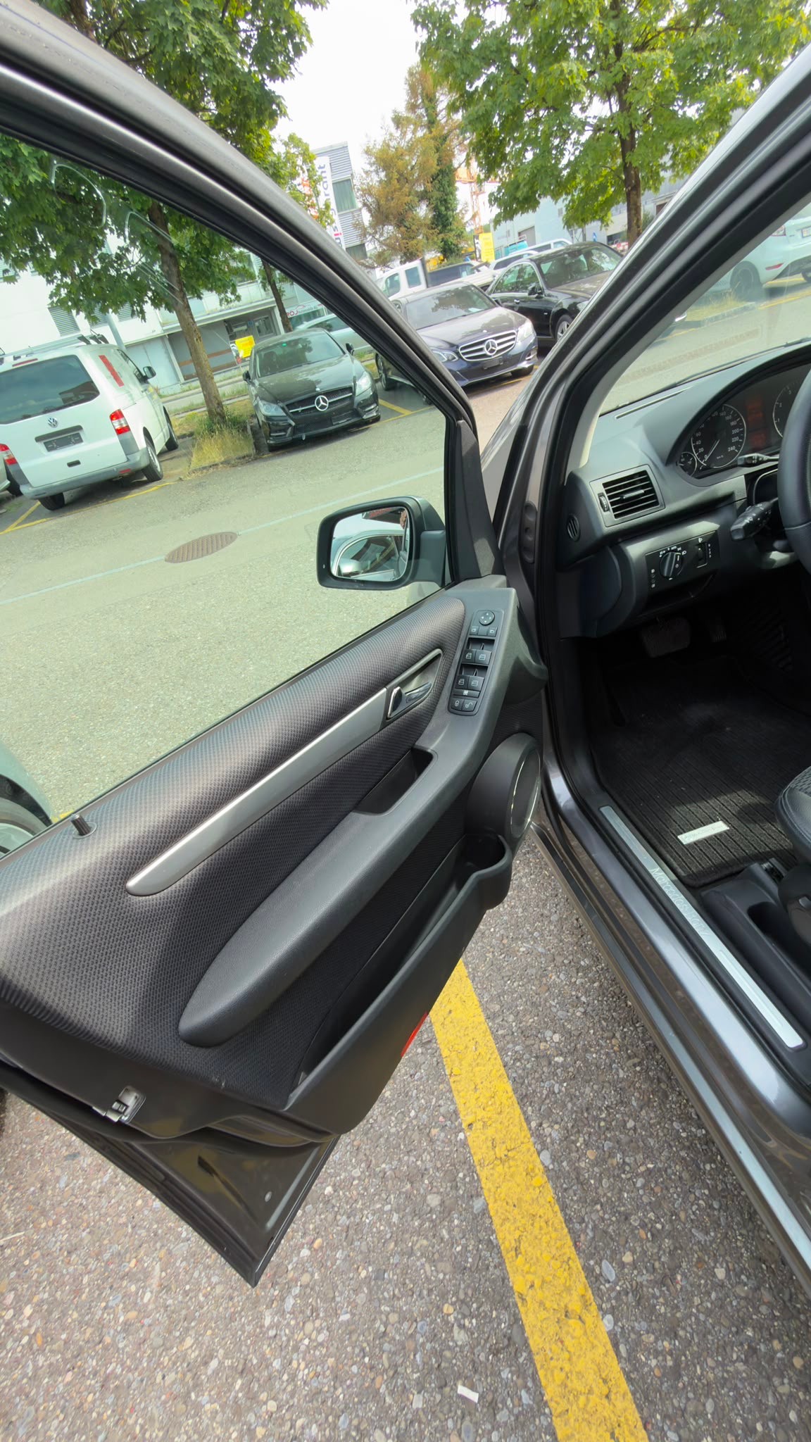 MERCEDES-BENZ A 180 Avantgarde Selection Autotronic-image-9