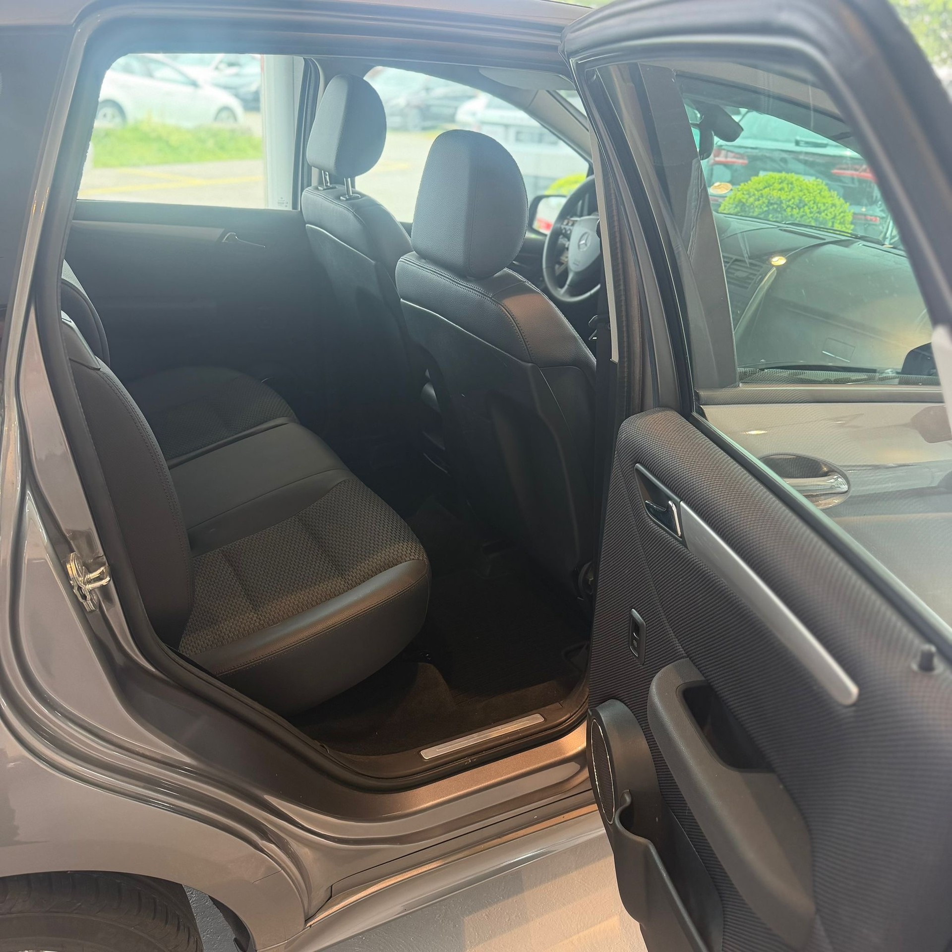 MERCEDES-BENZ A 180 Avantgarde Selection Autotronic-image-7