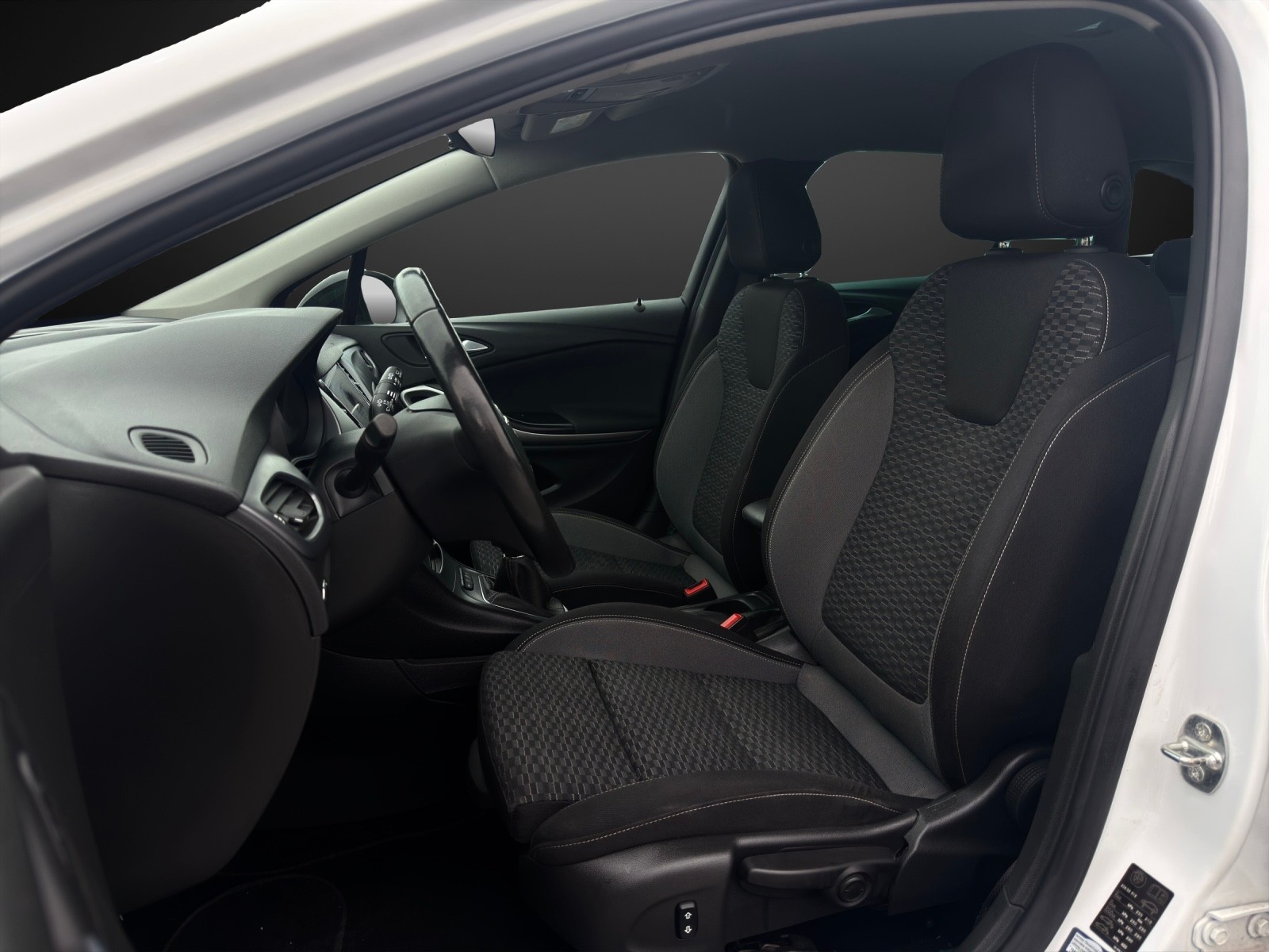 OPEL Astra Sports Tourer 1.2i Turbo Edition mit 145 PS-image-6