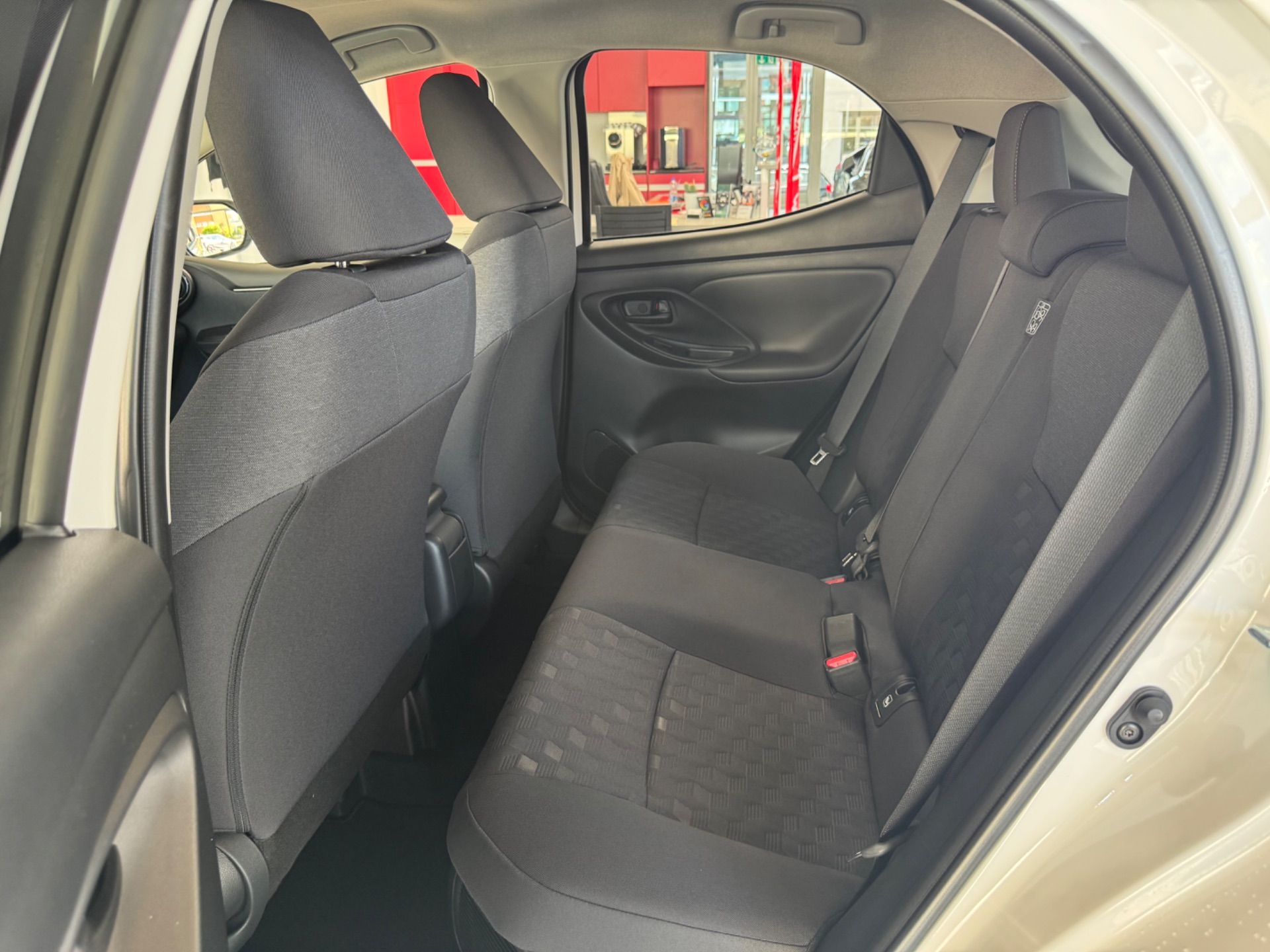 TOYOTA Yaris 1.5 Trend e-CVT-image-16
