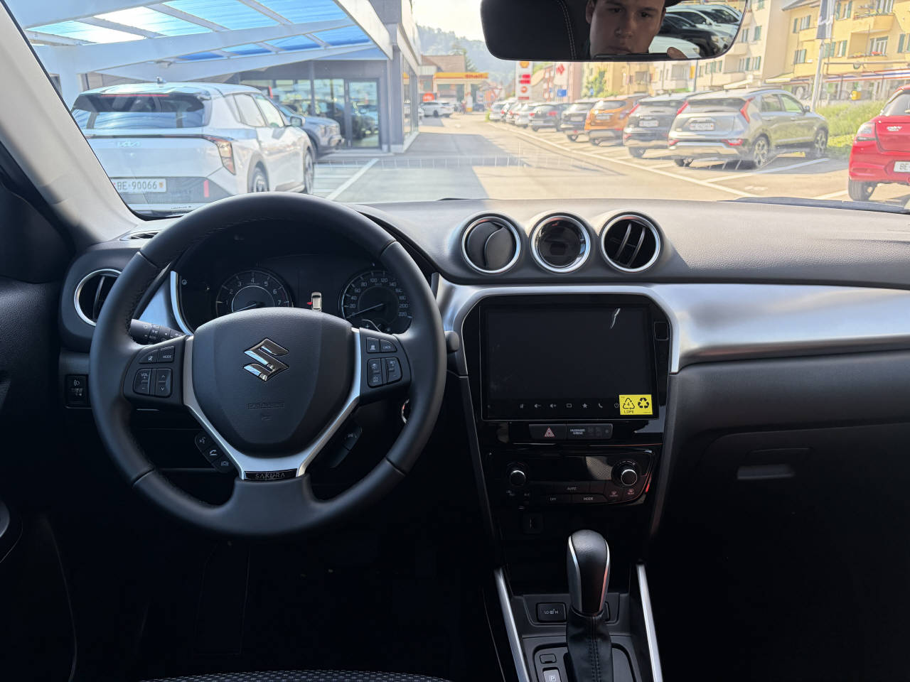 SUZUKI Vitara 1.4 T Sakura Hybrid 4x4-image-9