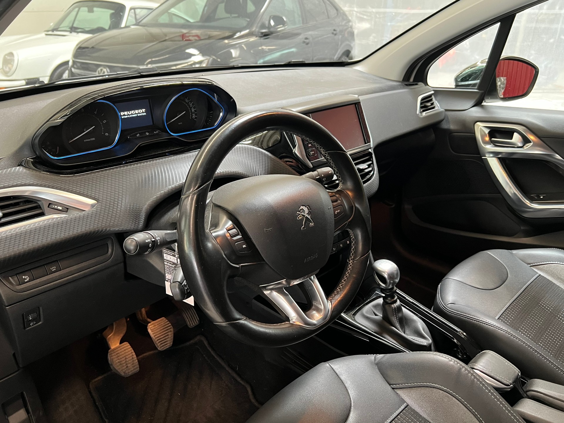 PEUGEOT 2008 1.6 BlueHDi Allure-image-7