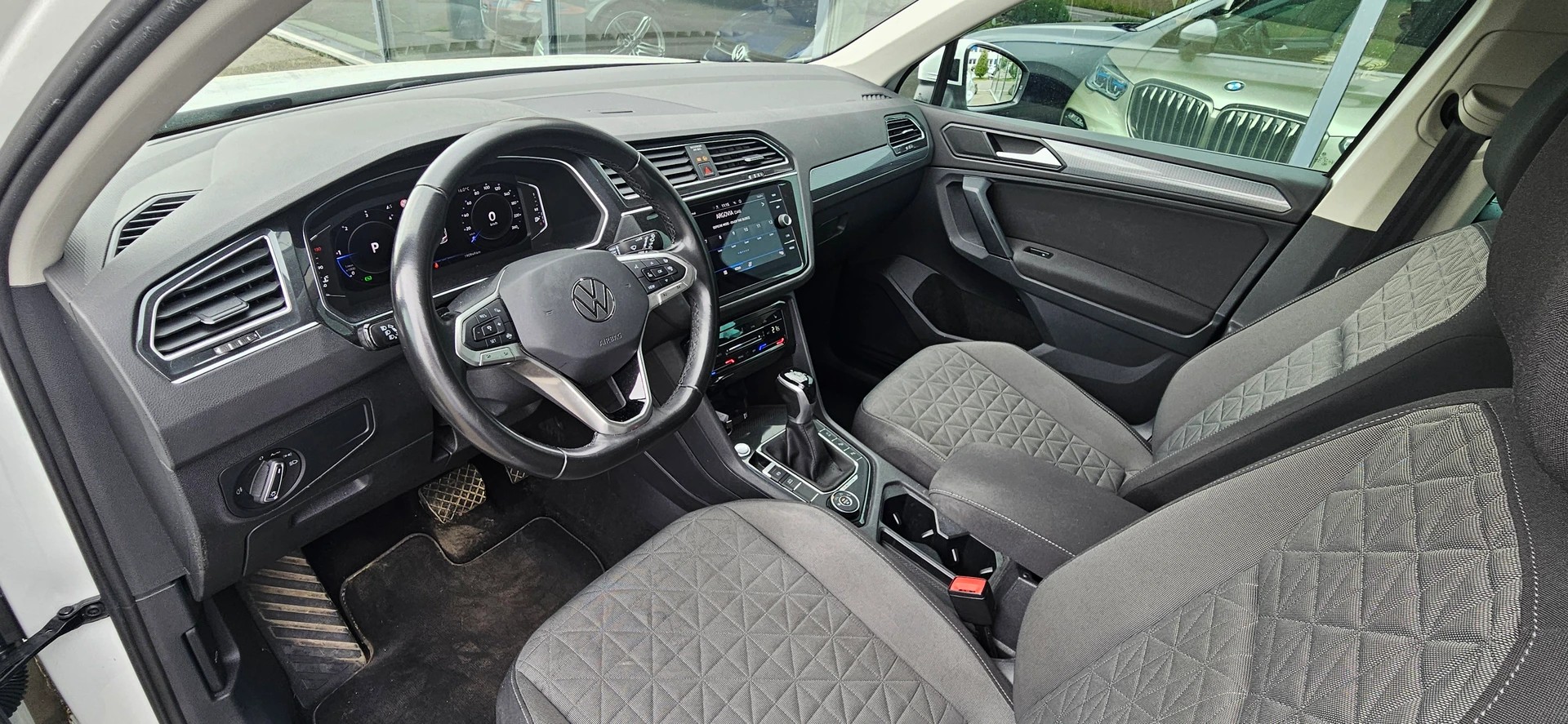VW Tiguan 2.0 TDI SCR Elegance 4Motion DSG-image-7