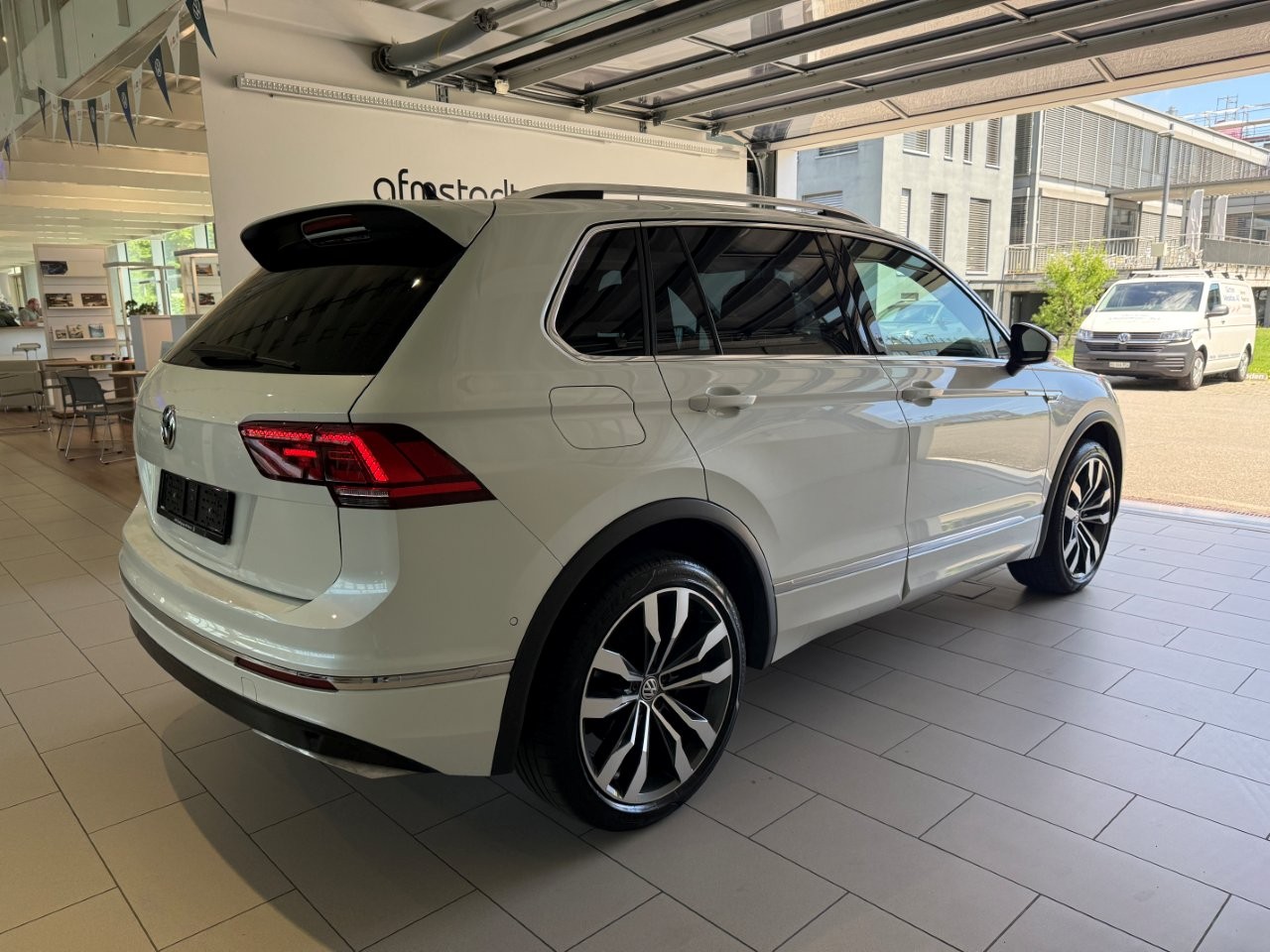 VW Tiguan 2.0 TDI SCR Highline 4Motion DSG-image-2