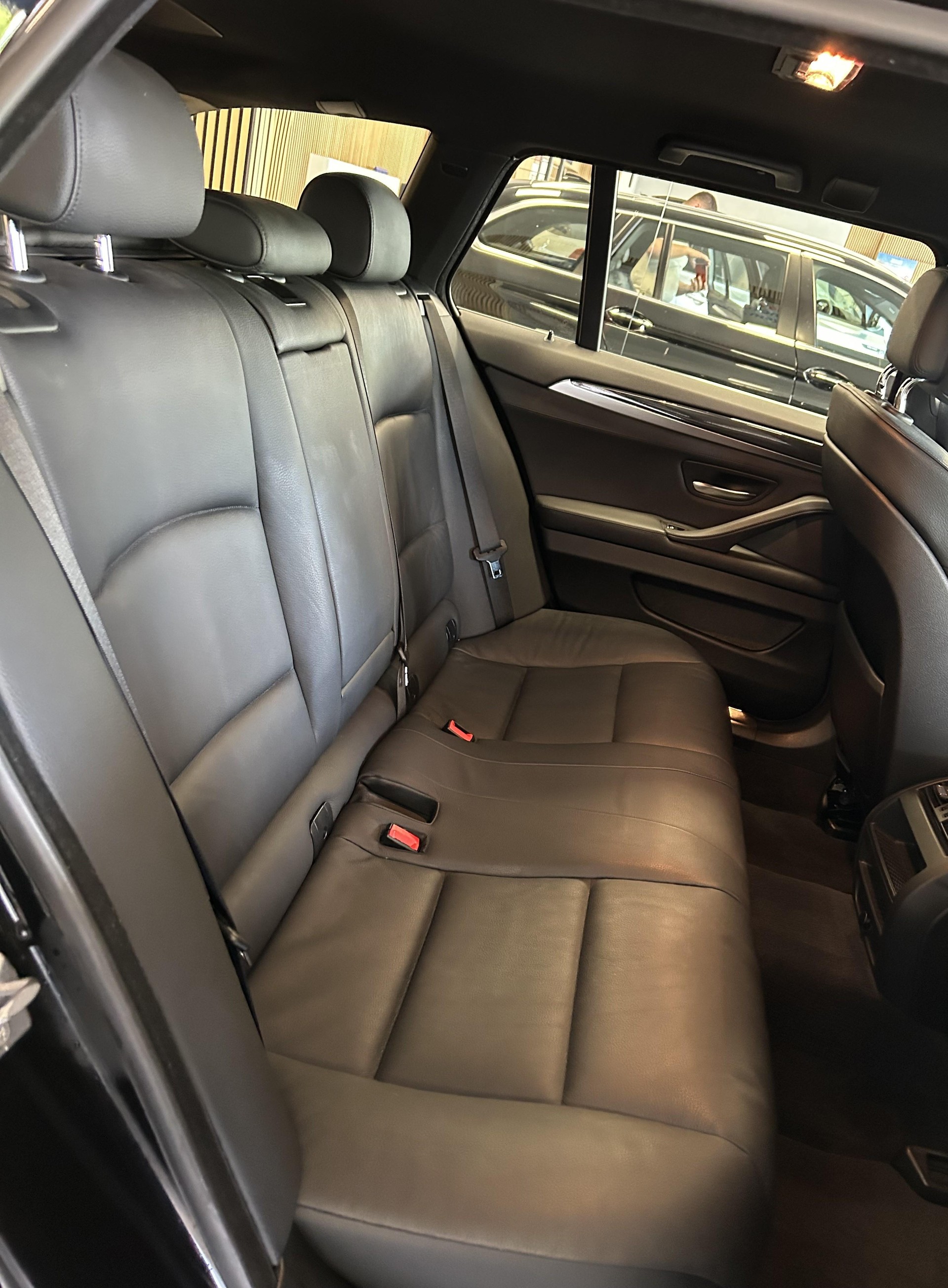 BMW 528i xDrive SAG Touring-image-17