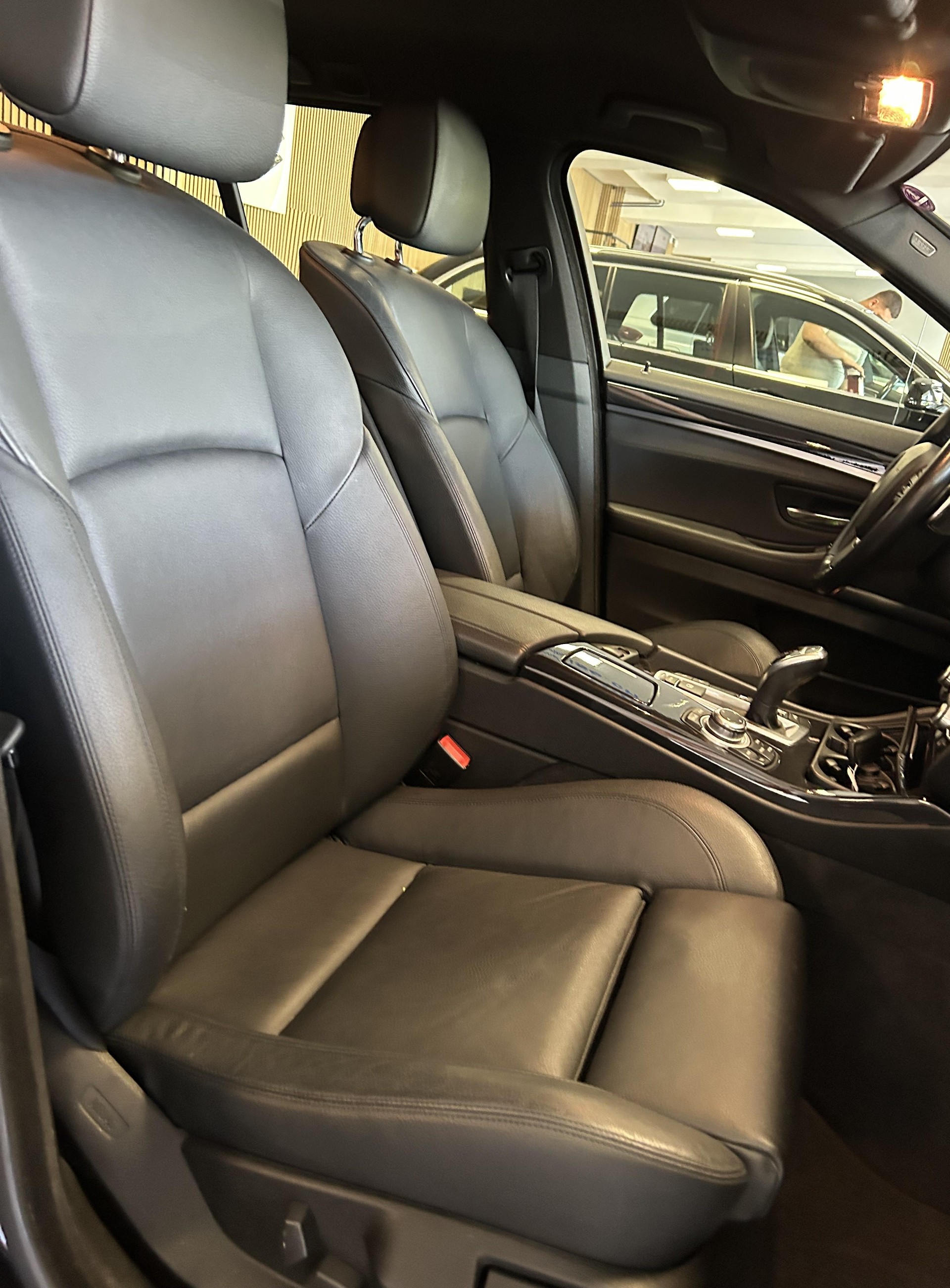 BMW 528i xDrive SAG Touring-image-15