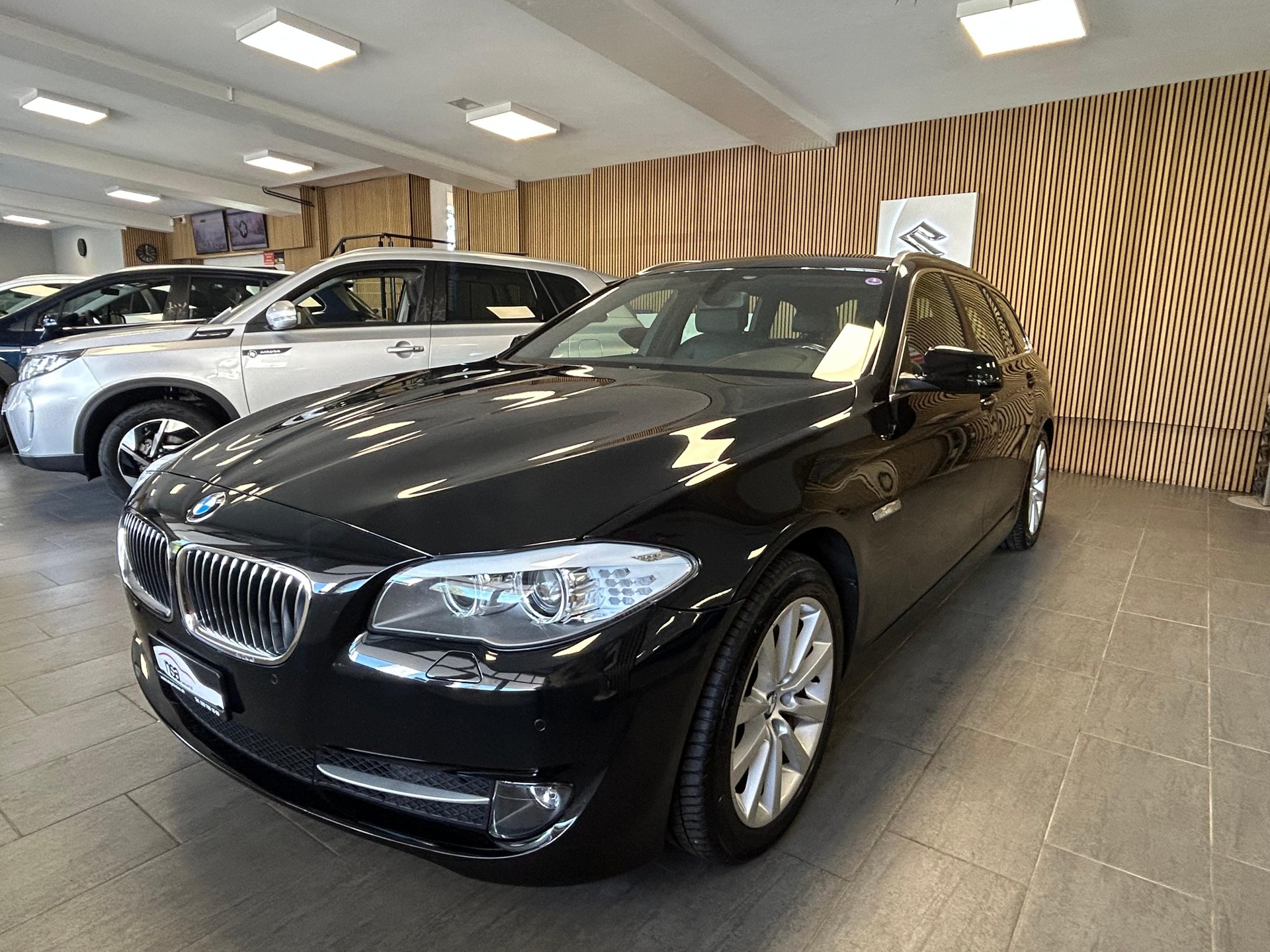 BMW 528i xDrive SAG Touring-showroom-element-3